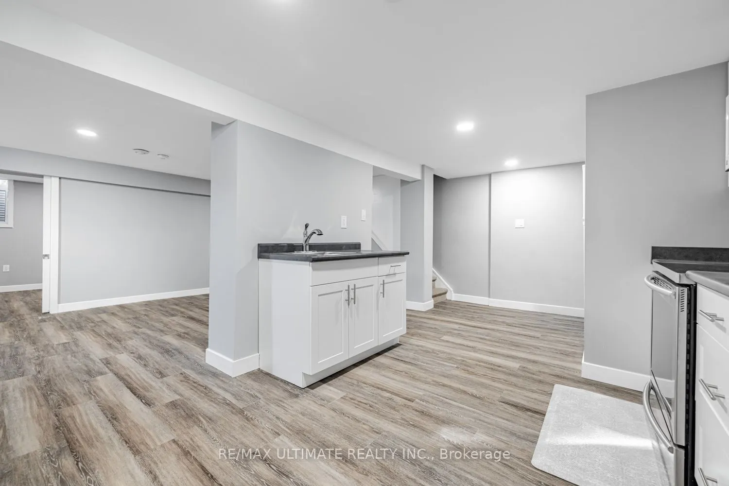 977 Ferndale Crescent, #Lower