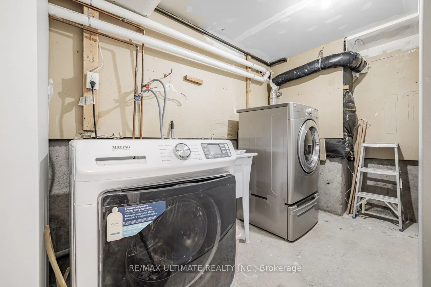 977 Ferndale Crescent, #Lower