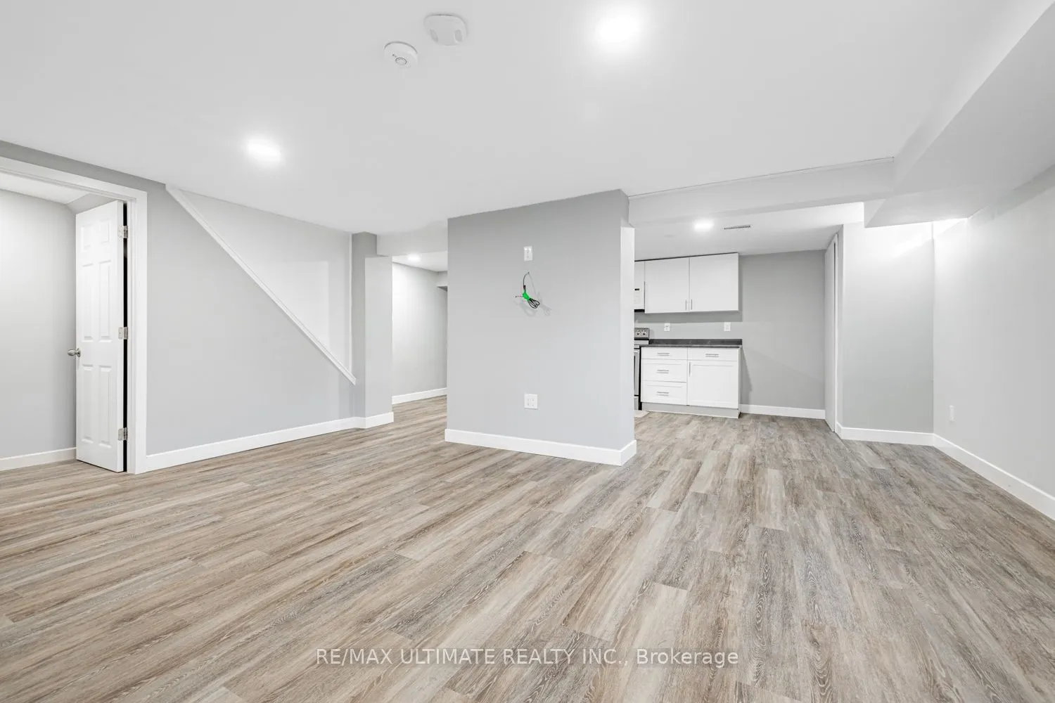 977 Ferndale Crescent, #Lower