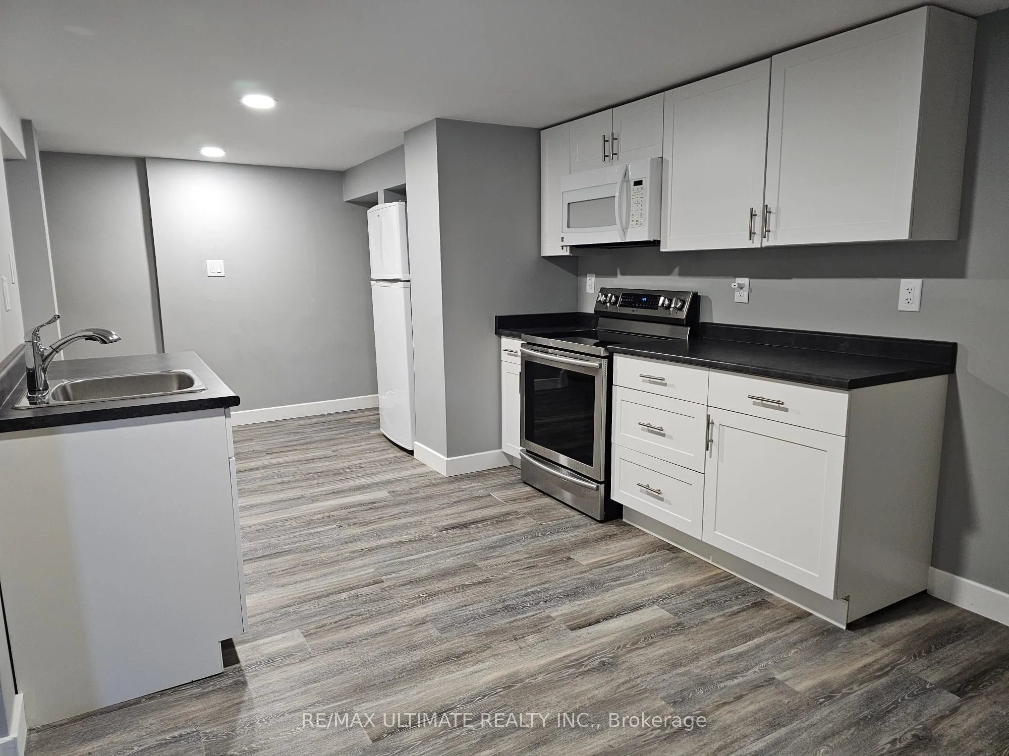 977 Ferndale Crescent, #Lower