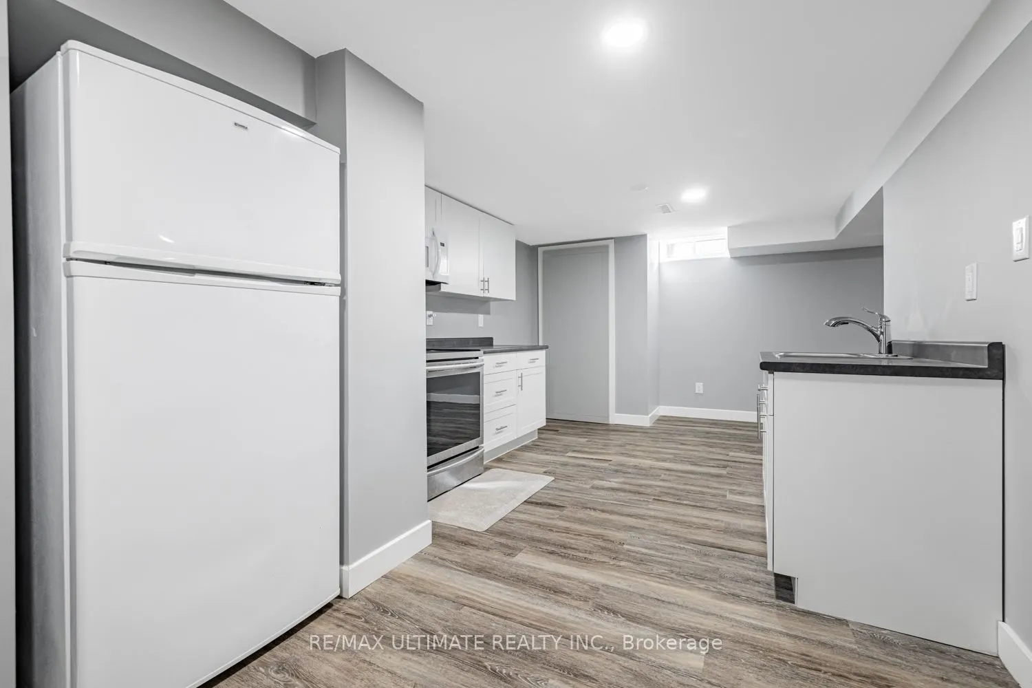 977 Ferndale Crescent, #Lower