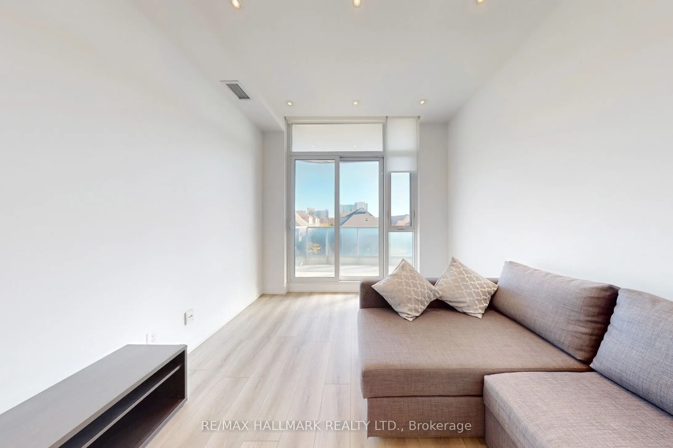 9471 Yonge Street, #327