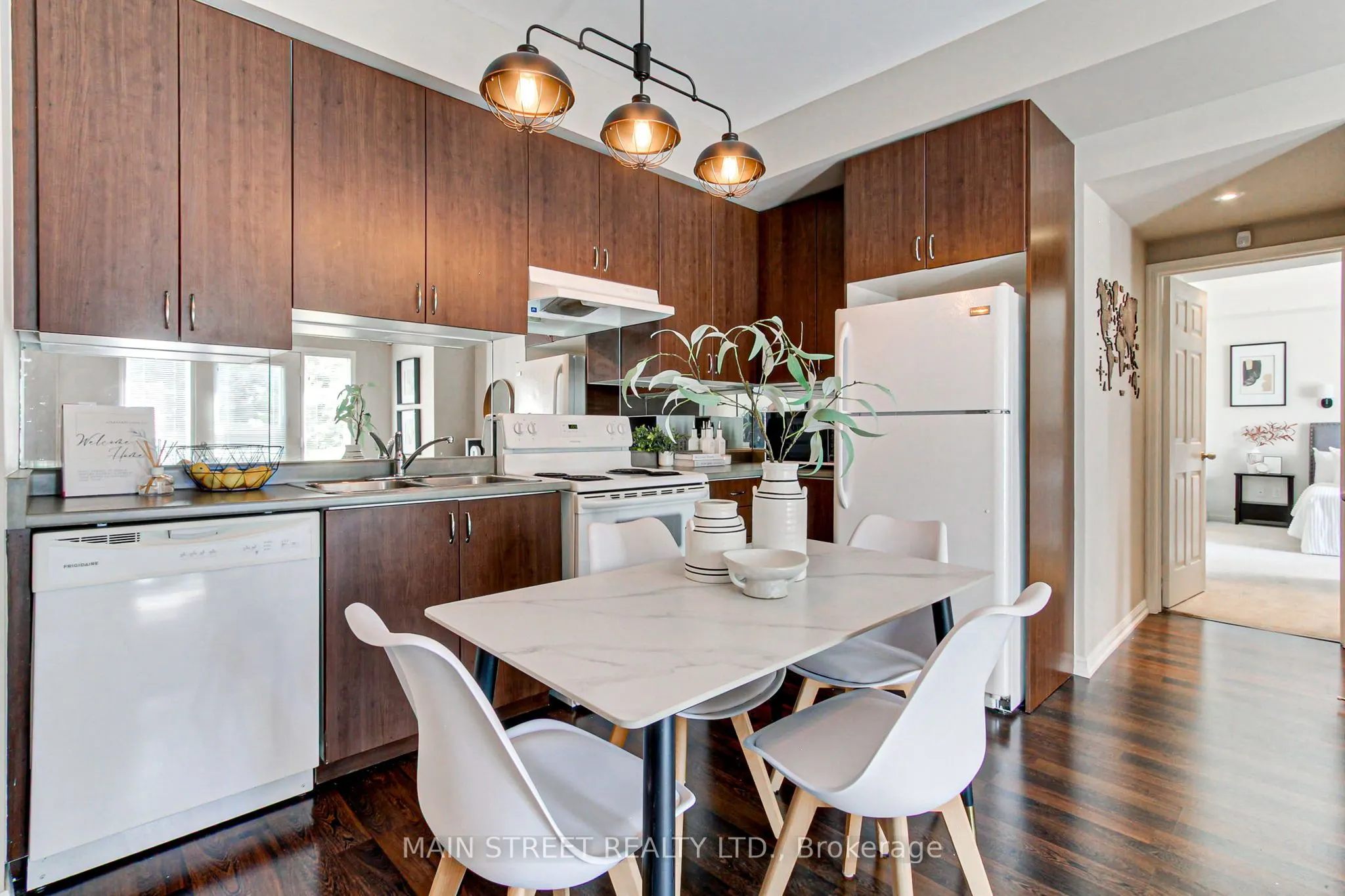 15949 Bayview Avenue