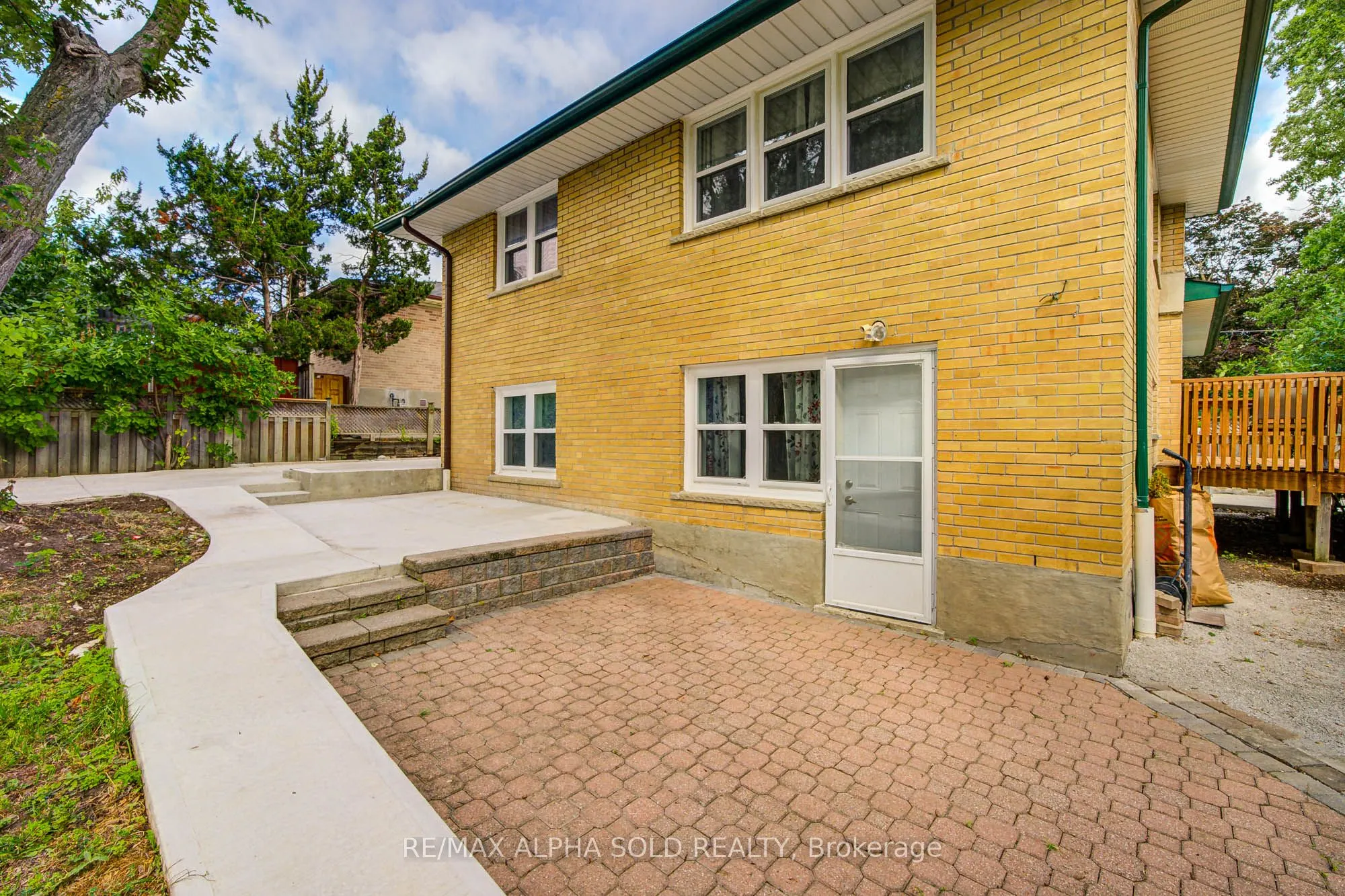 16 Arrowflight Drive