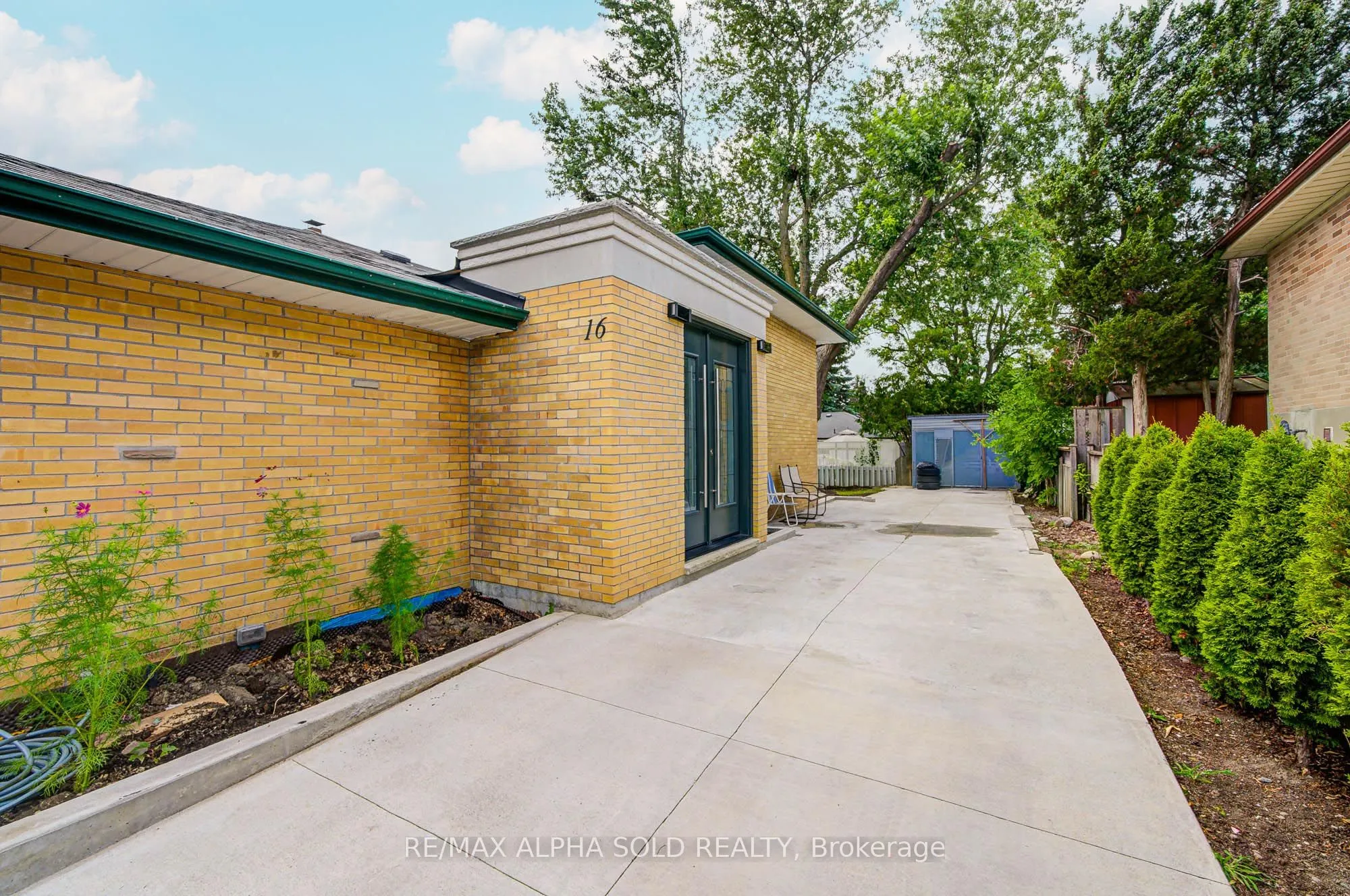 16 Arrowflight Drive