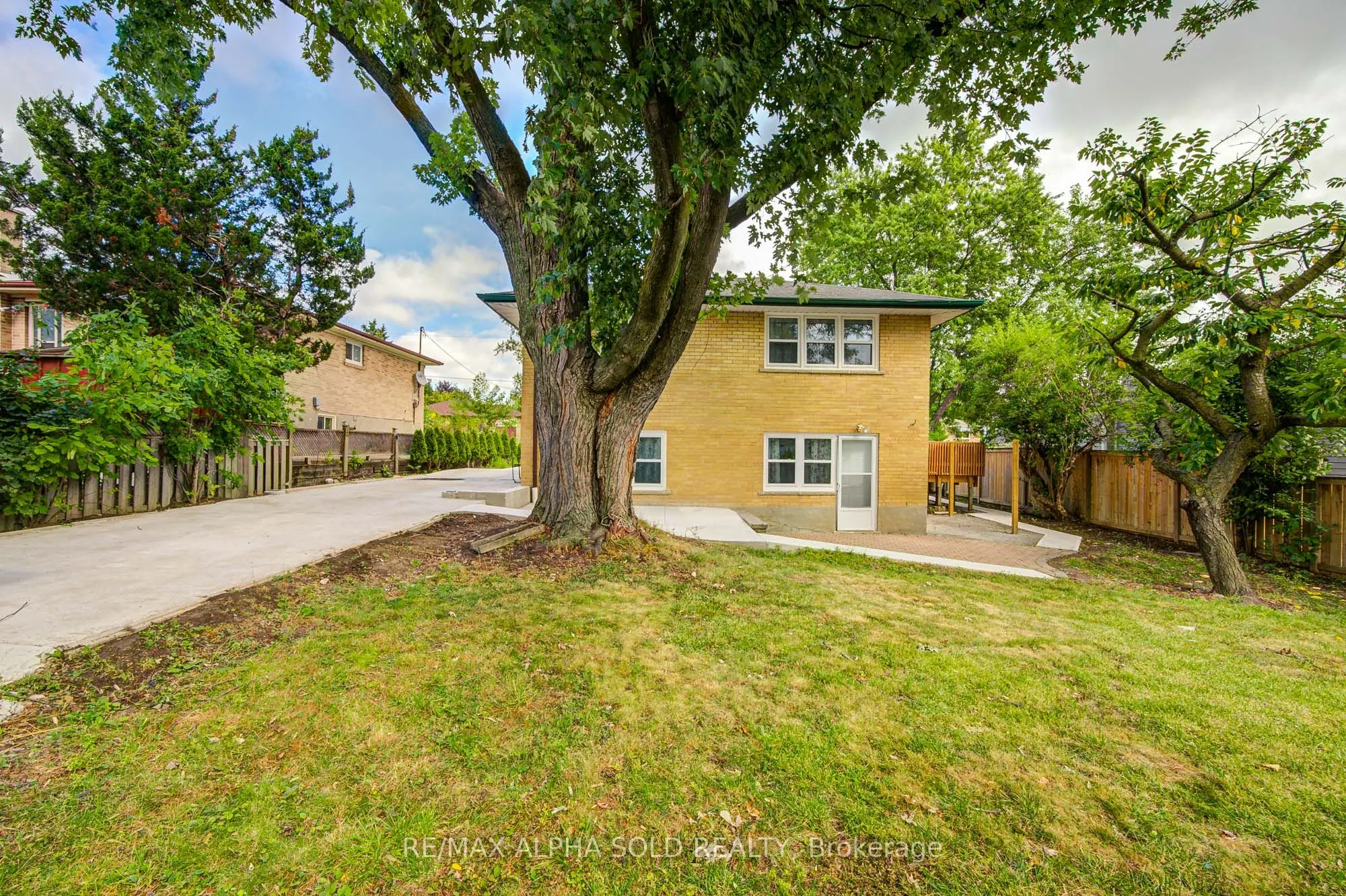 16 Arrowflight Drive