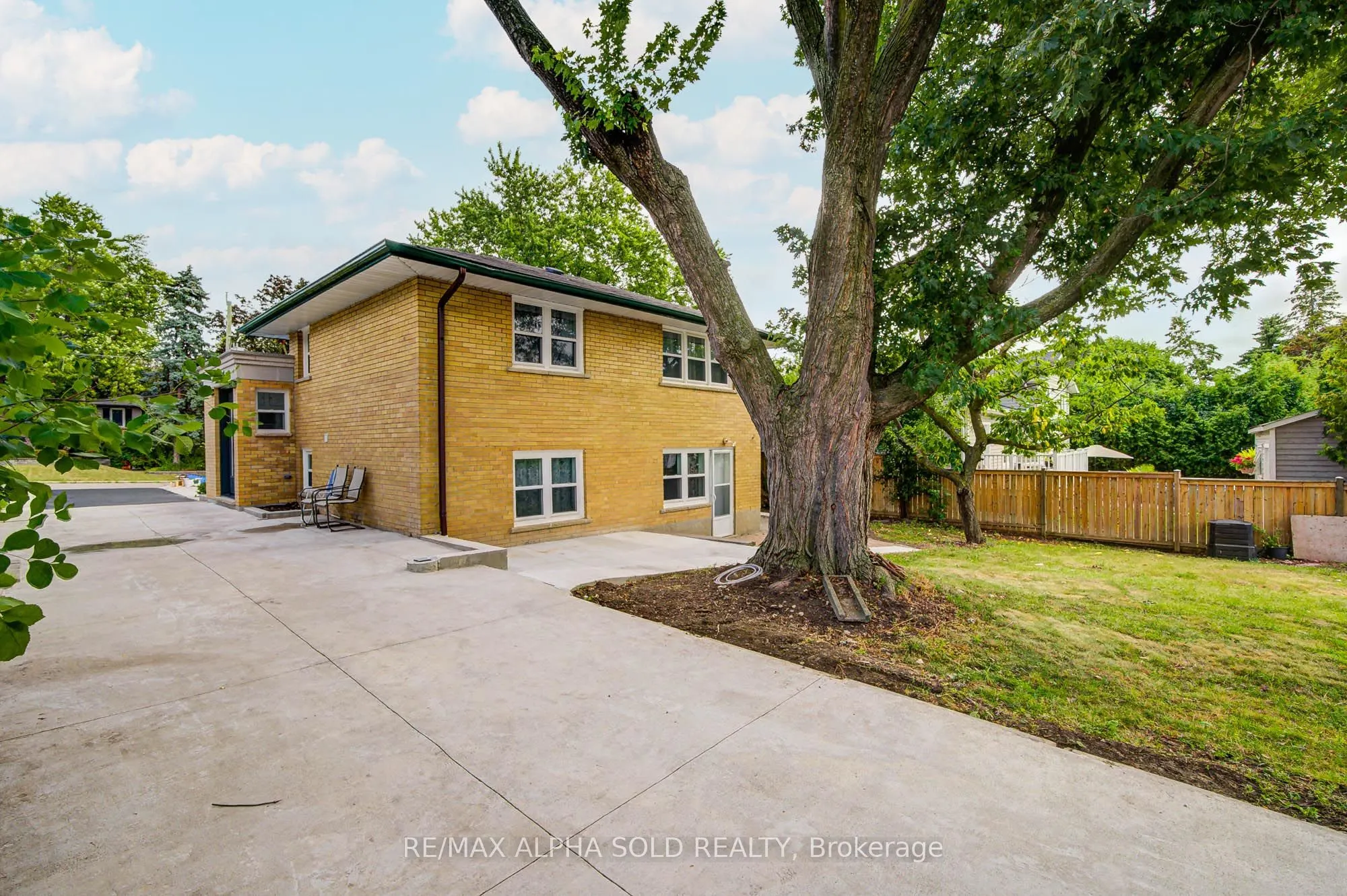 16 Arrowflight Drive