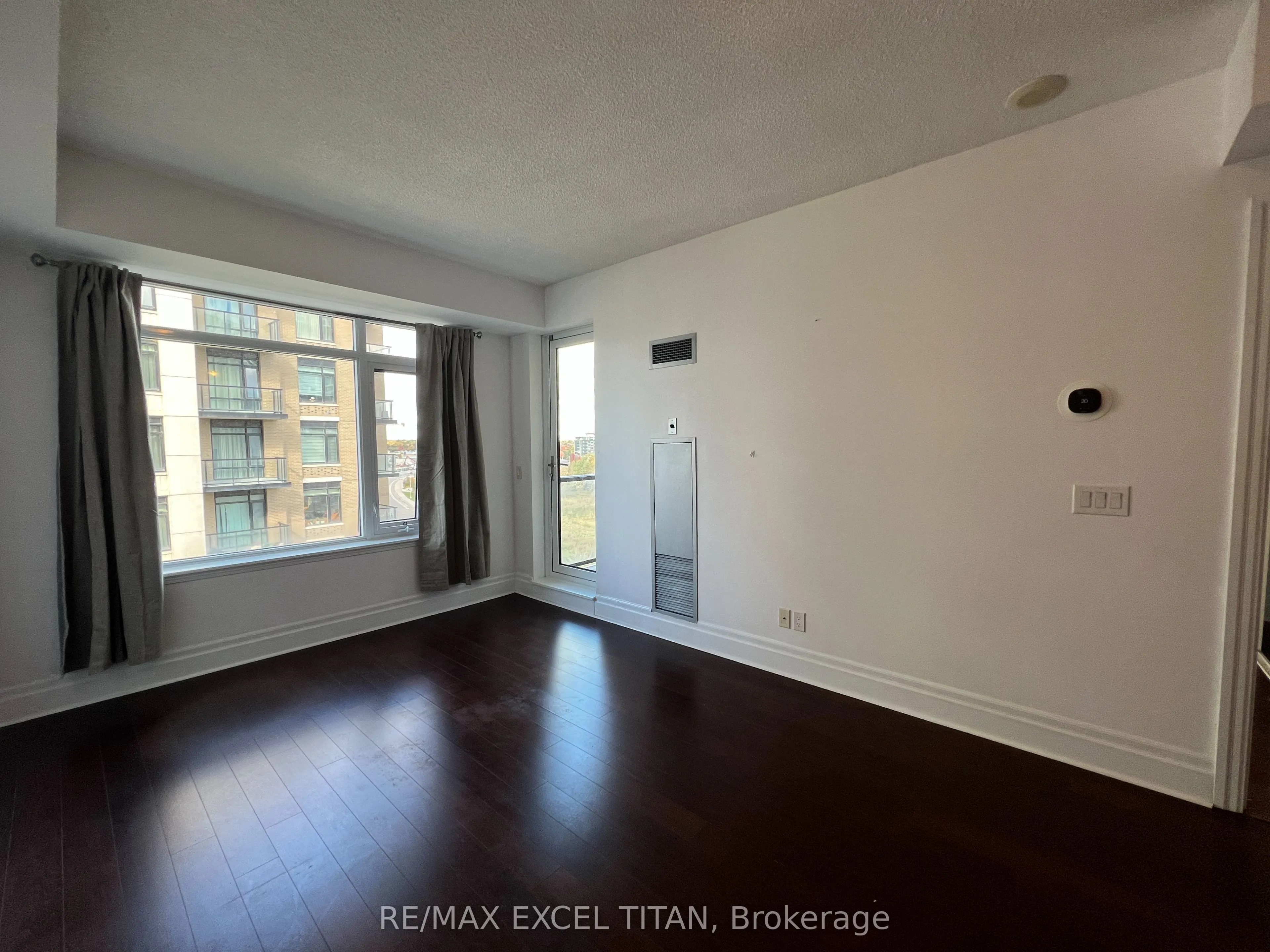 111 Upper Duke Crescent, #607