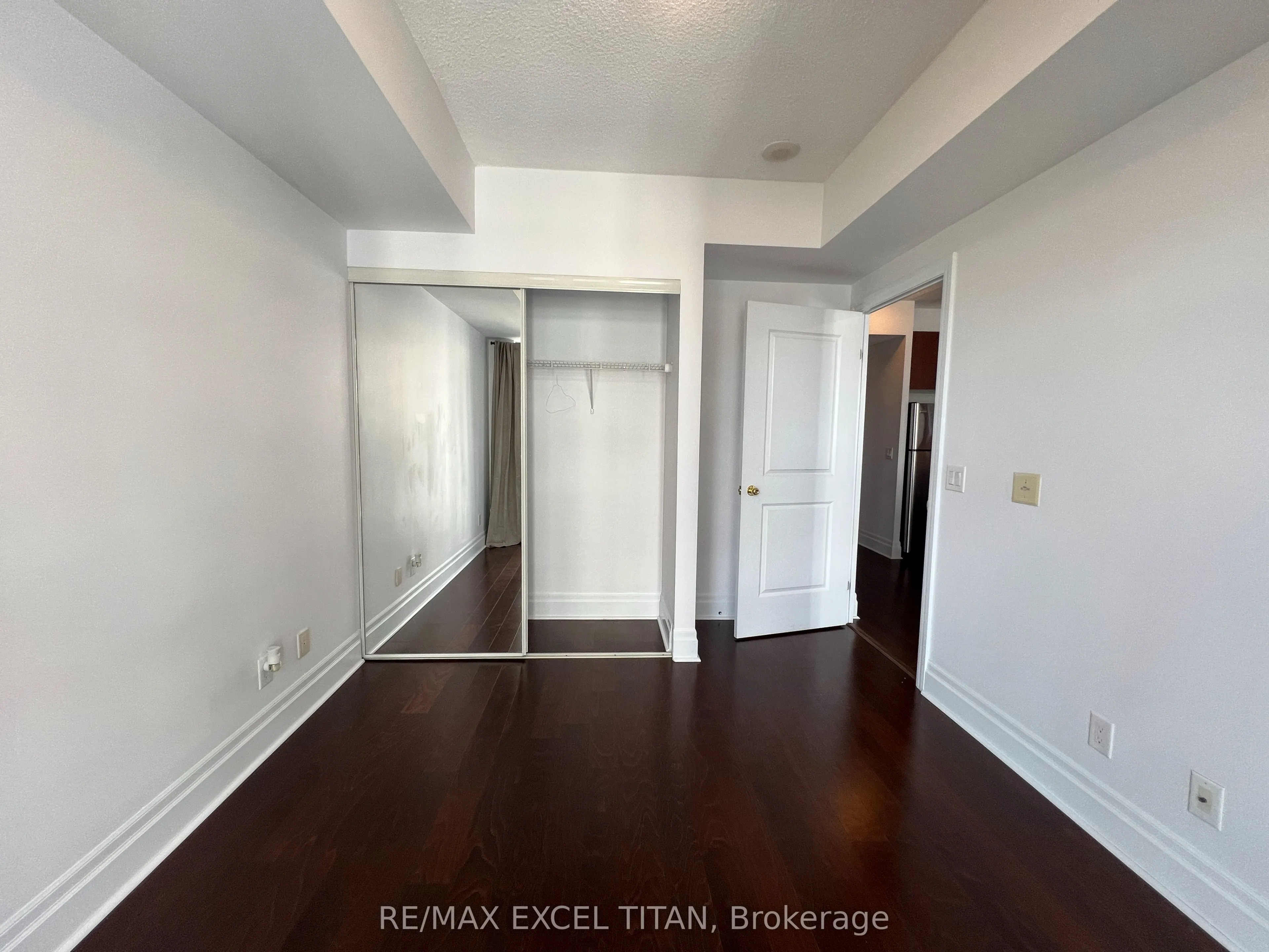 111 Upper Duke Crescent, #607