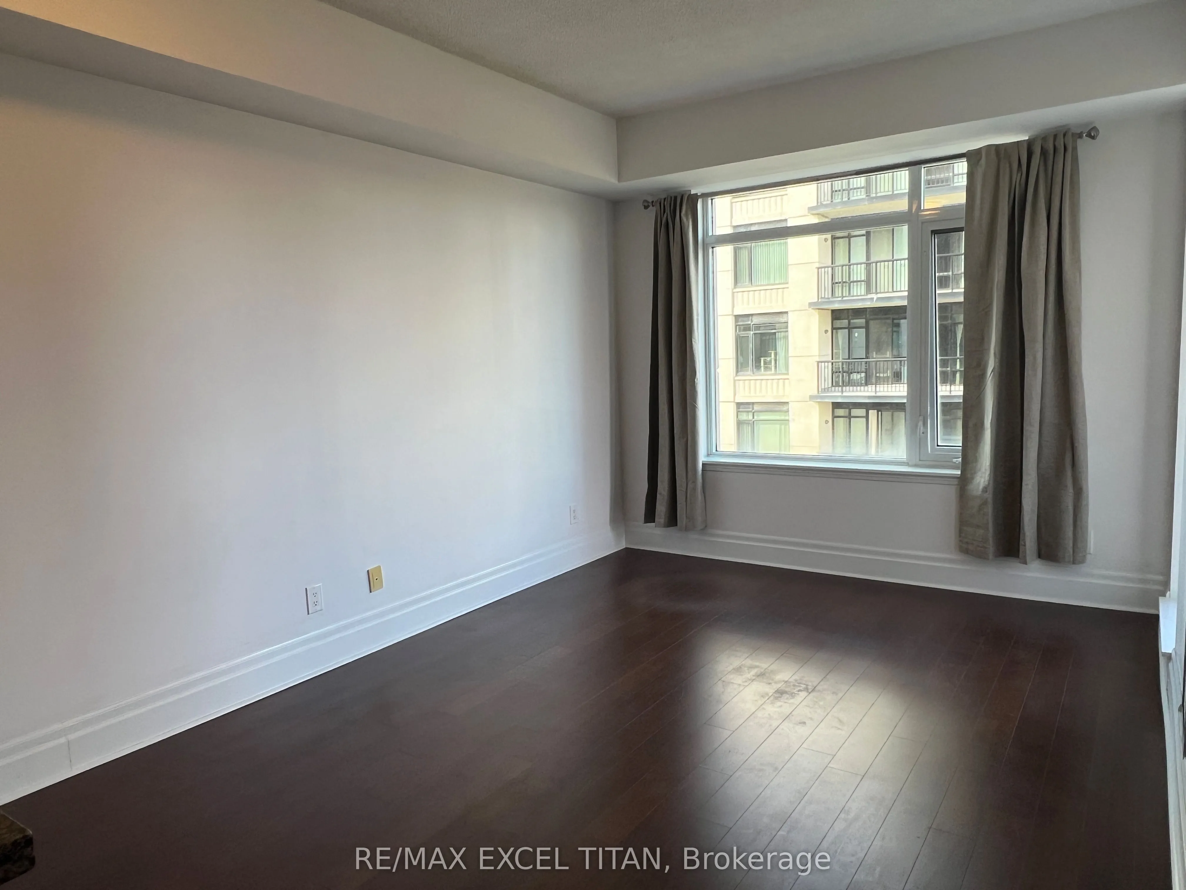 111 Upper Duke Crescent, #607