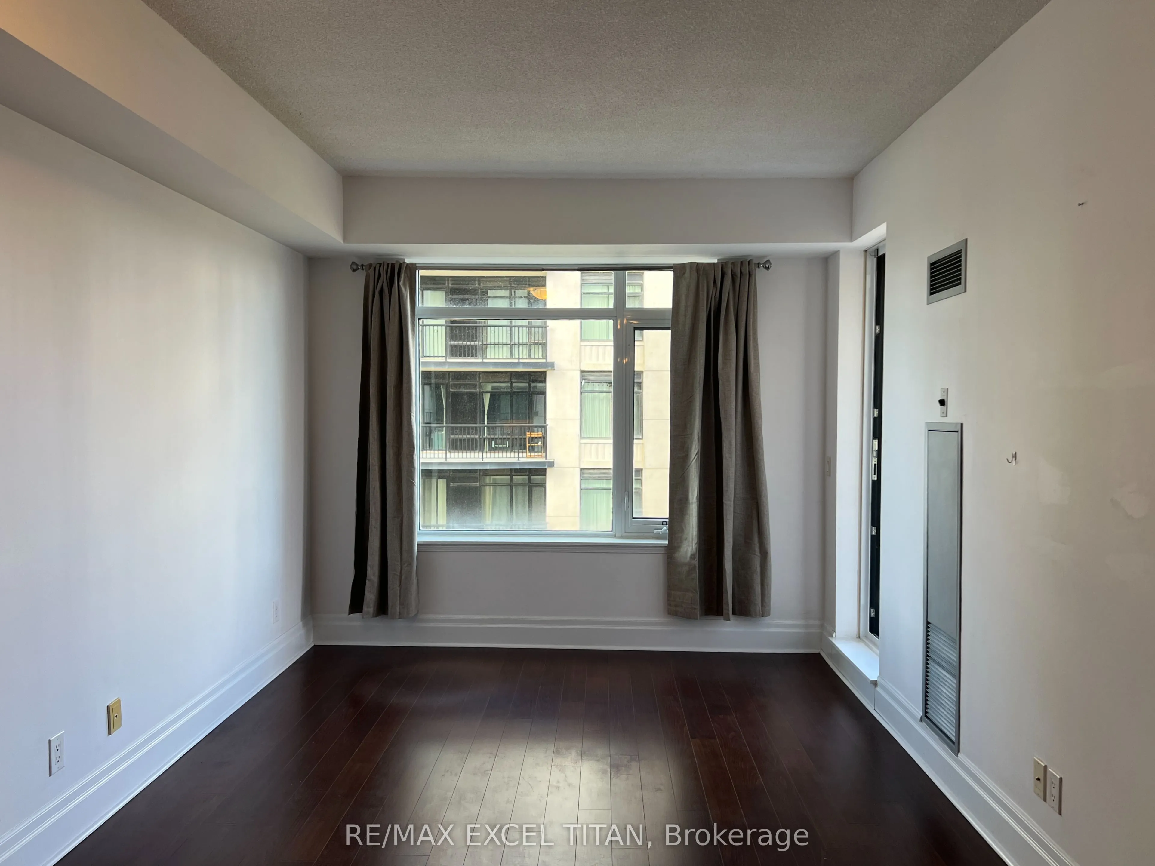 111 Upper Duke Crescent, #607