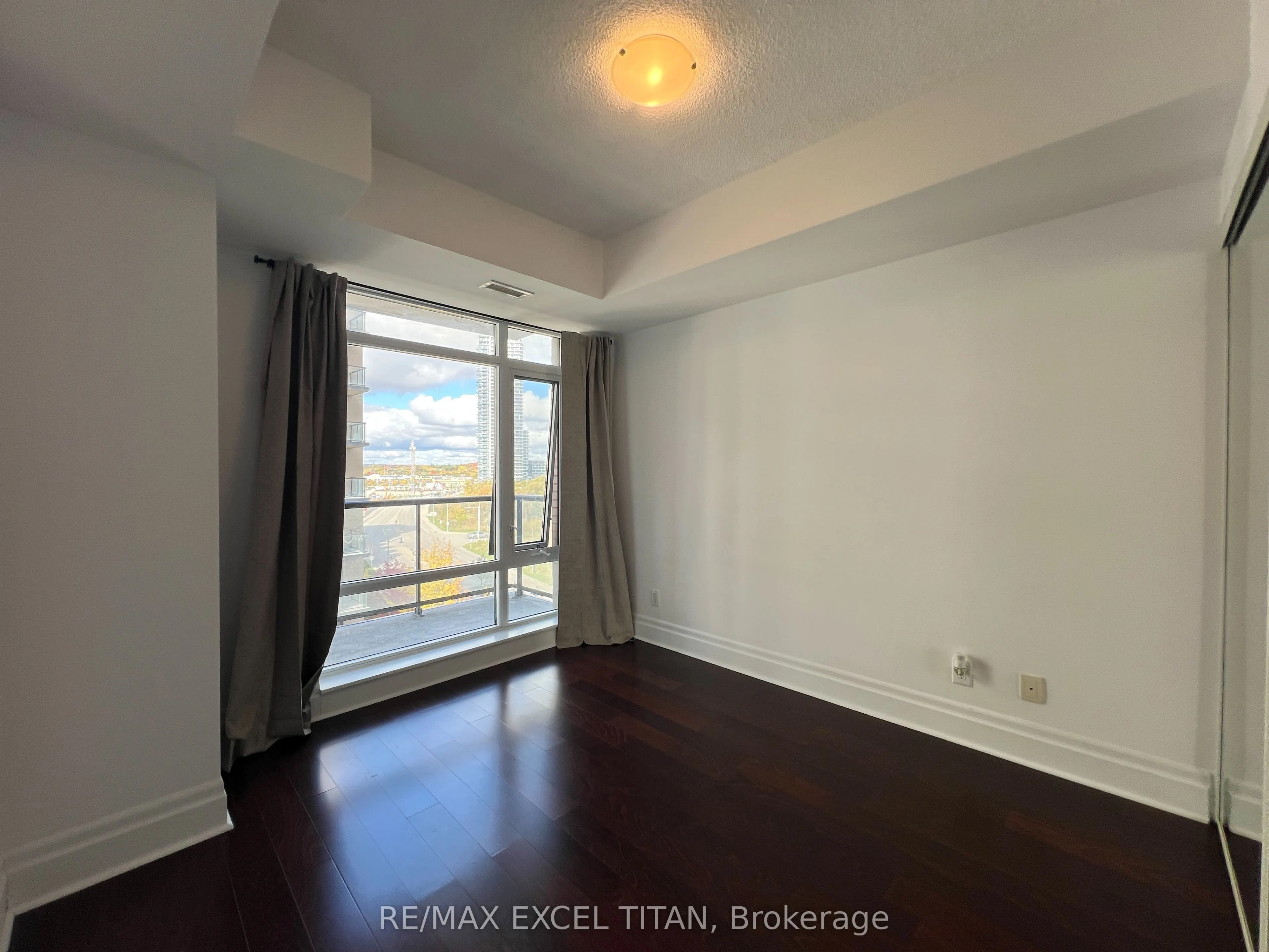 111 Upper Duke Crescent, #607