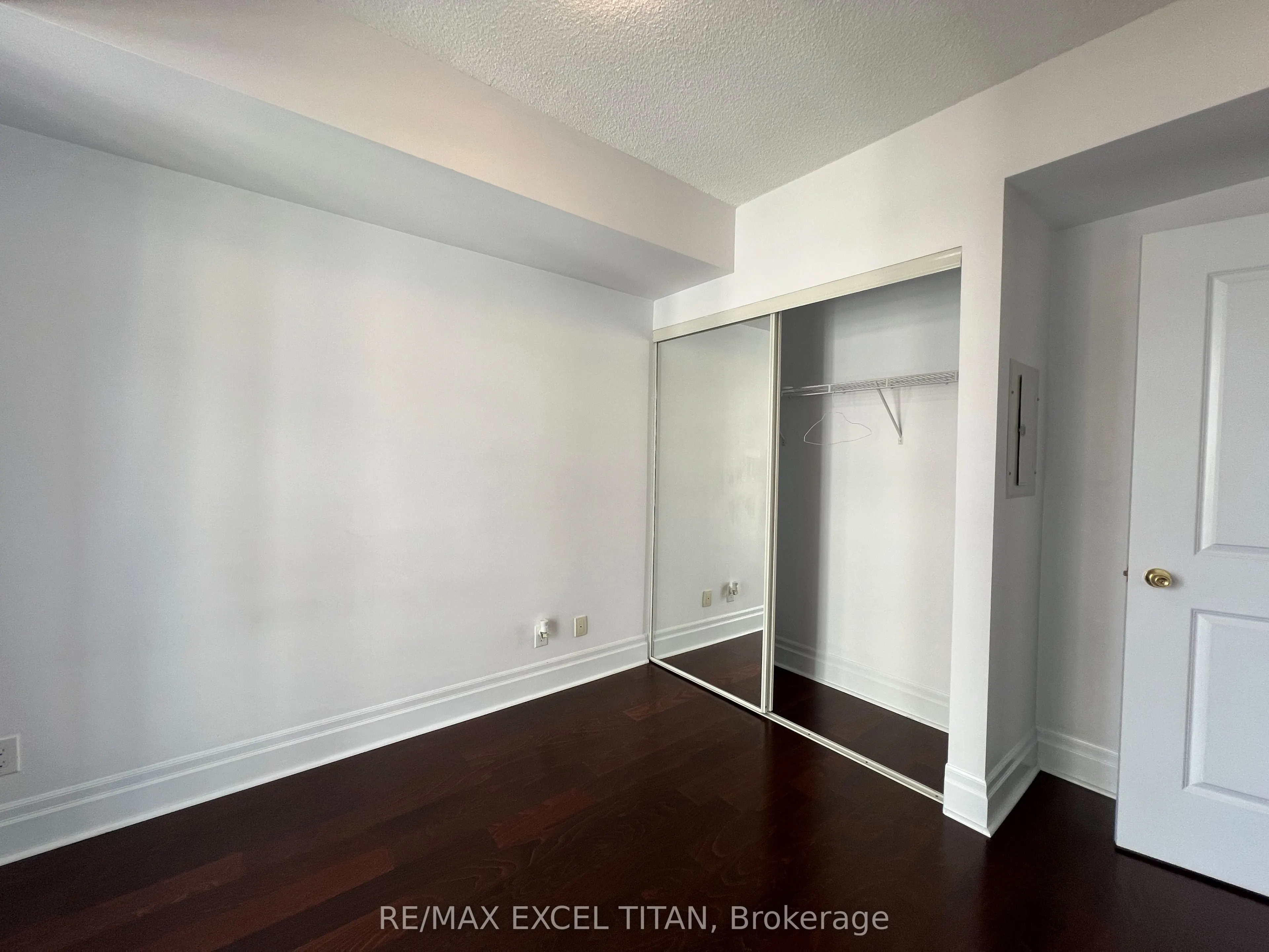 111 Upper Duke Crescent, #607