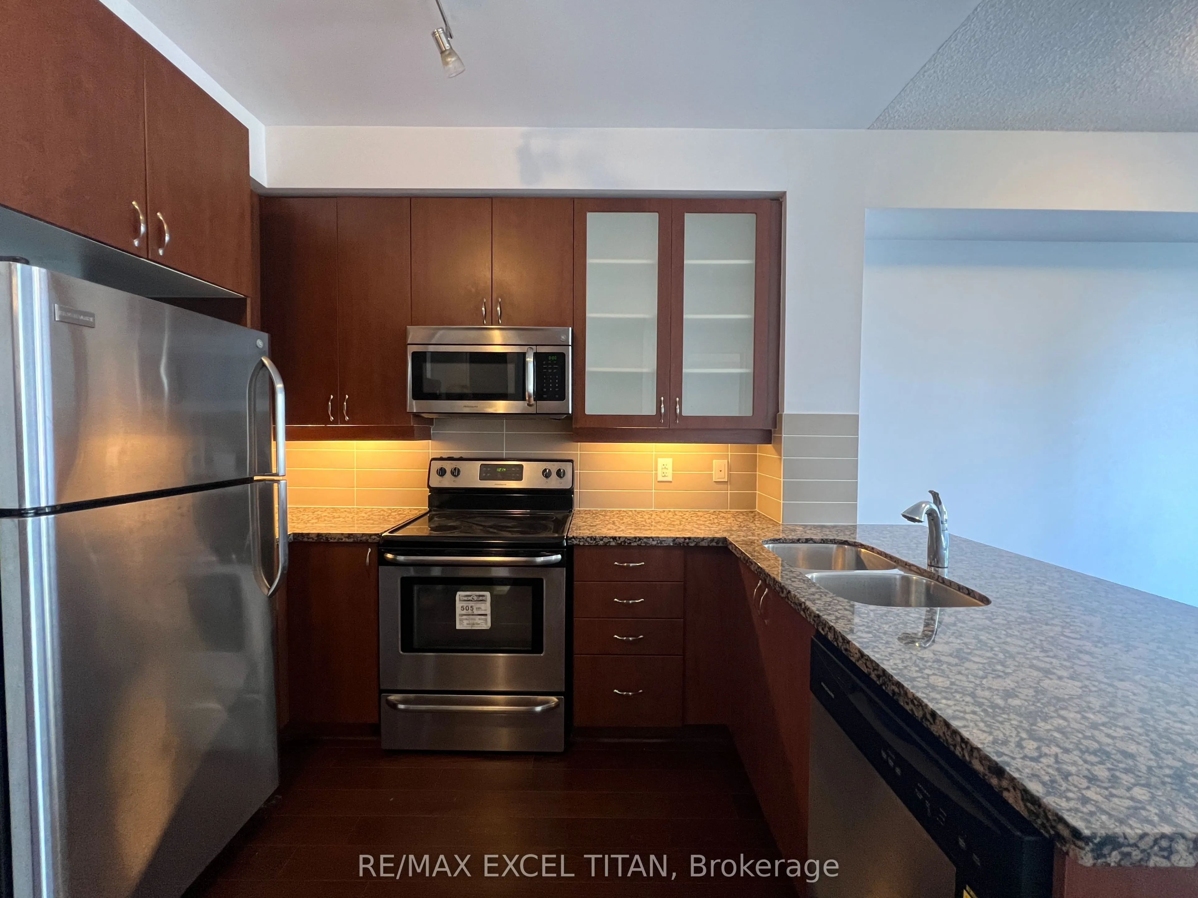 111 Upper Duke Crescent, #607