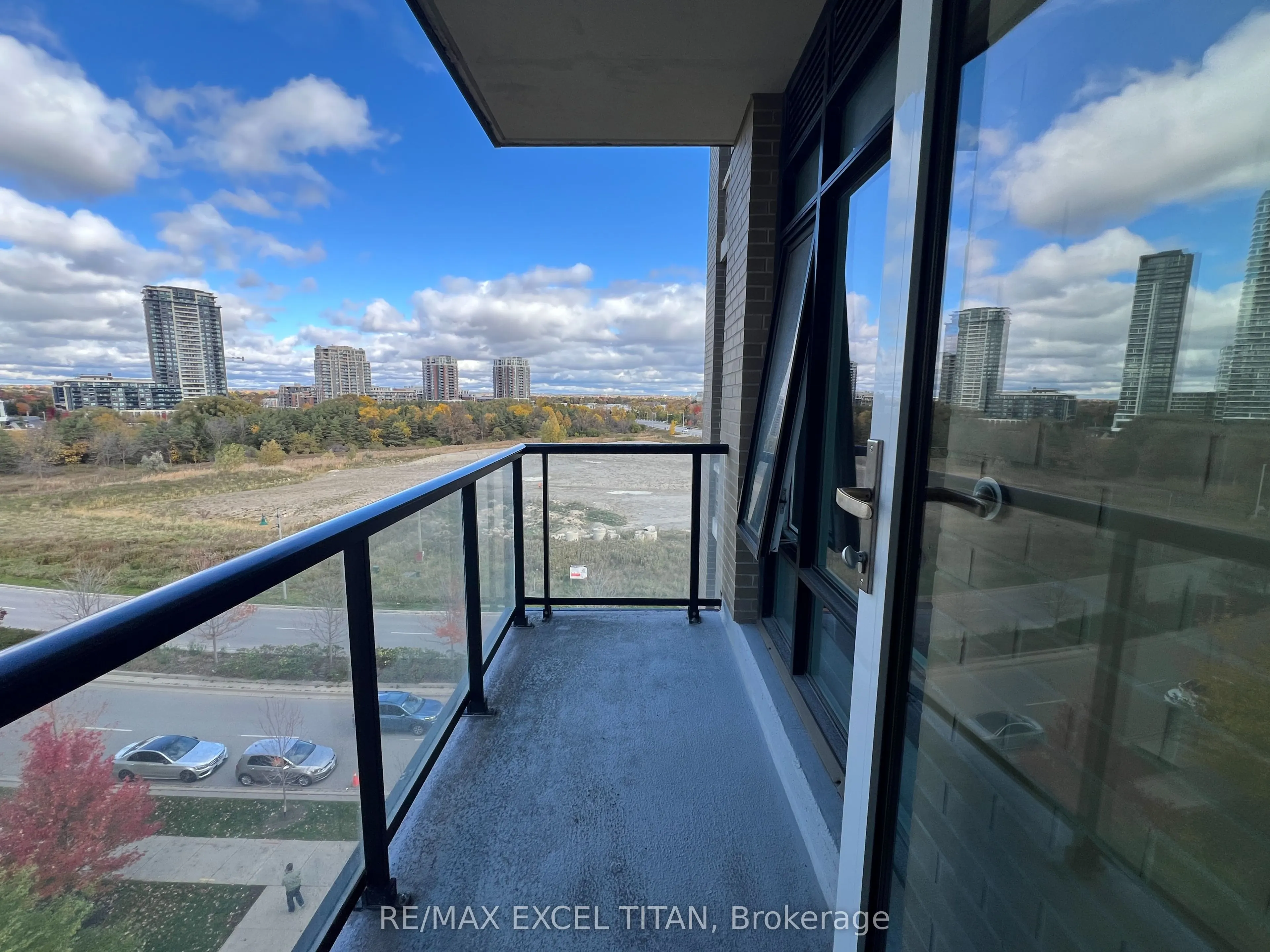 111 Upper Duke Crescent, #607