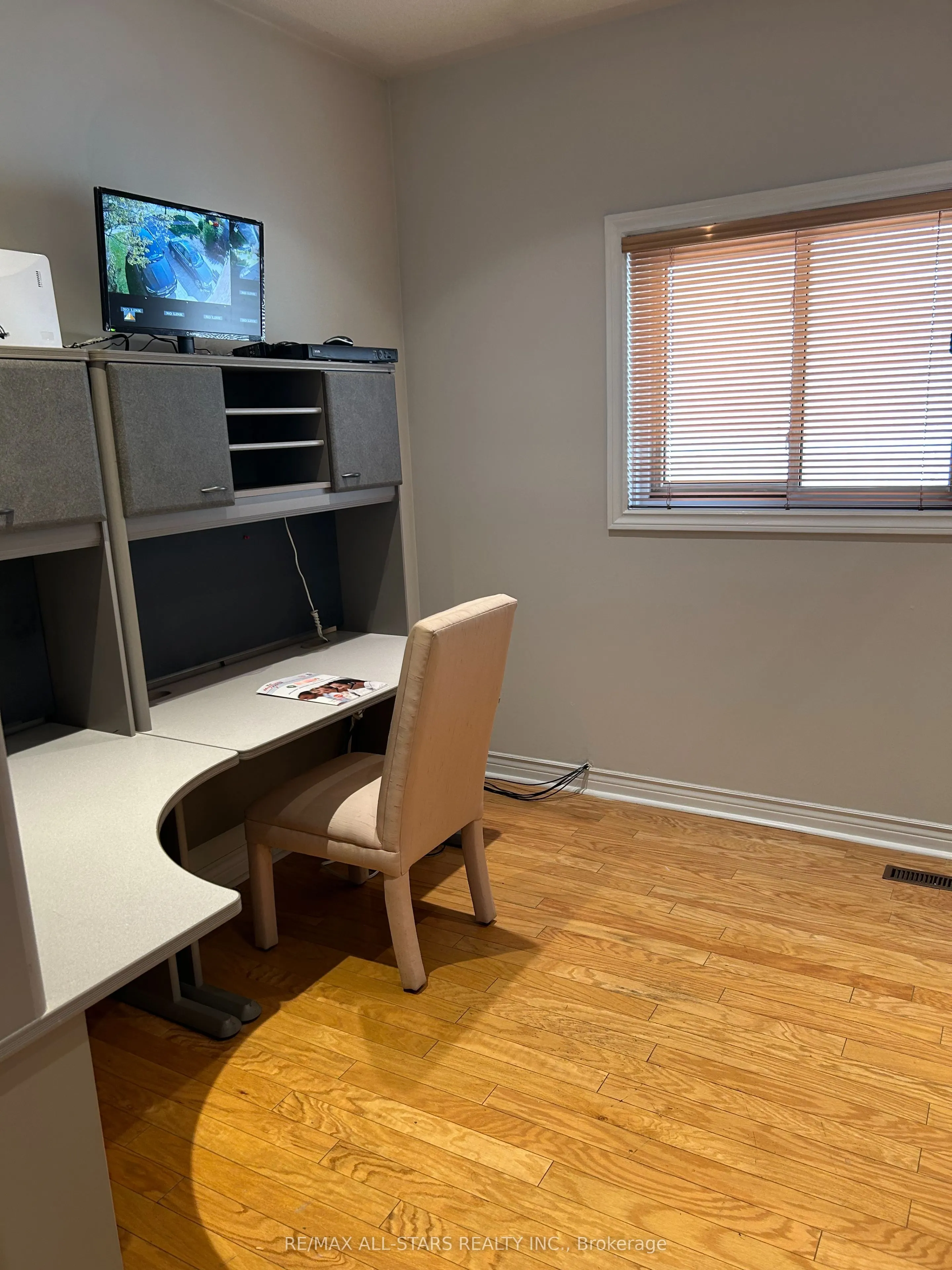 171 Shaftsbury Avenue, #Main Floor