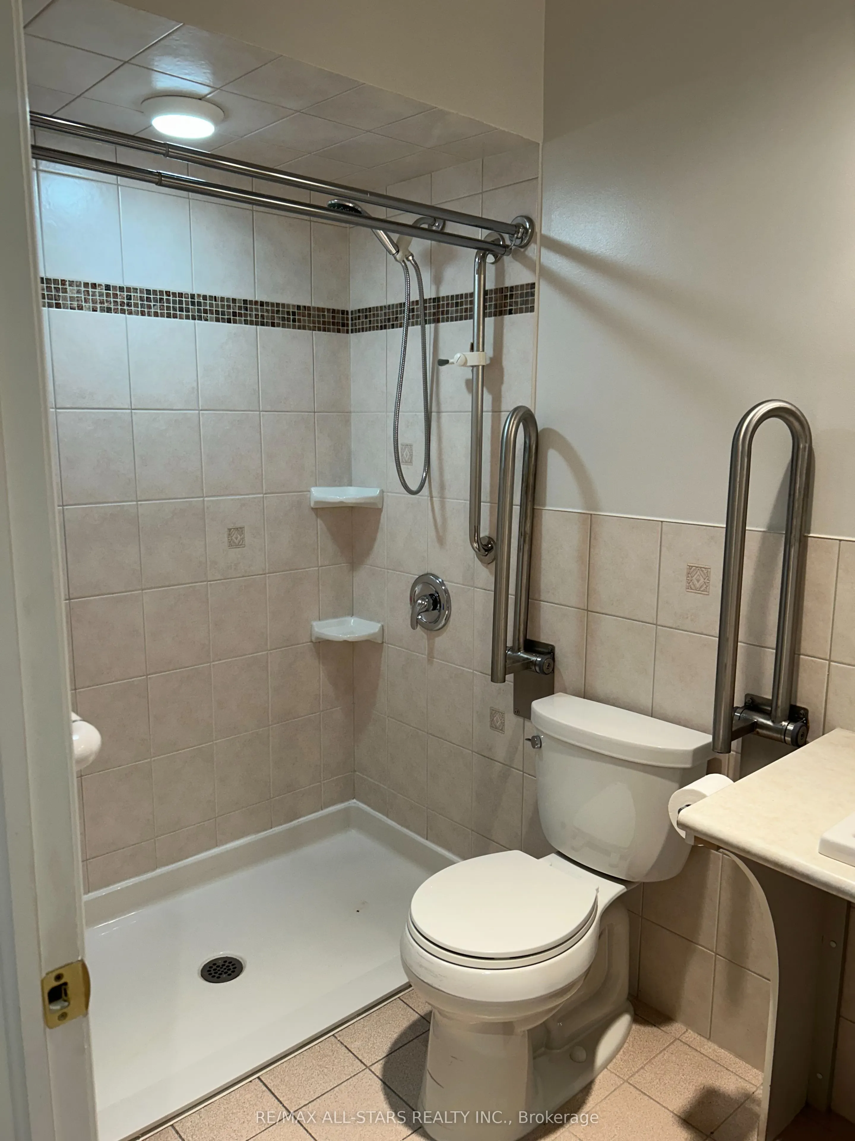 171 Shaftsbury Avenue, #Main Floor