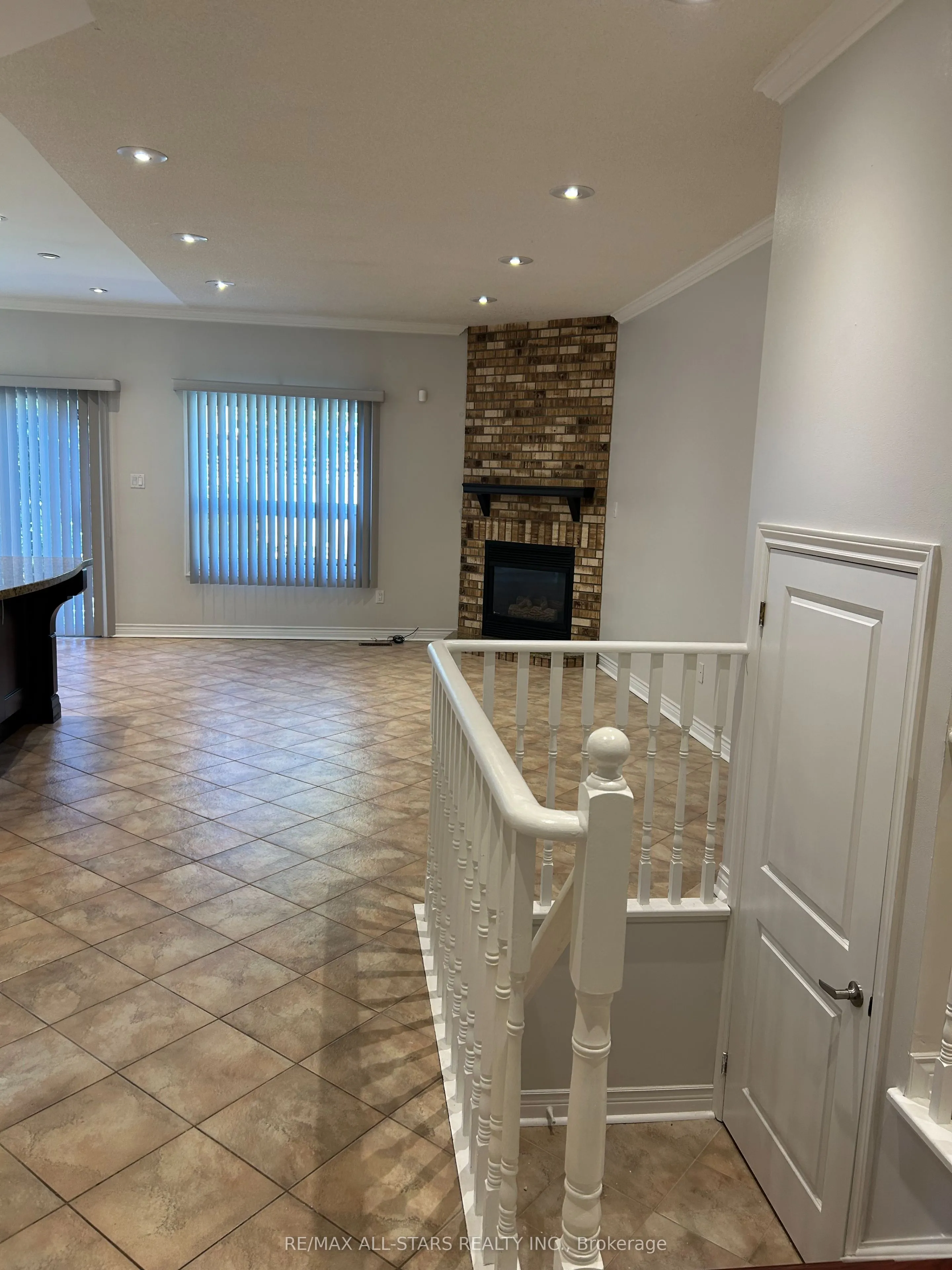 171 Shaftsbury Avenue, #Main Floor