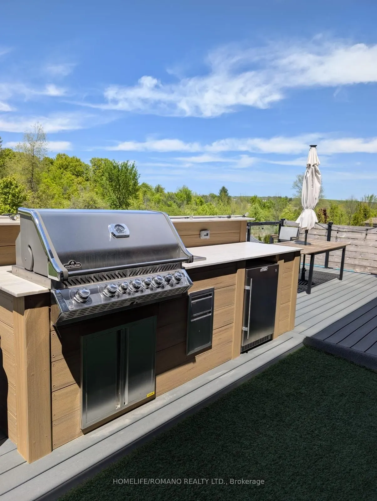 6 Bluff Trail, #Main &  2nd