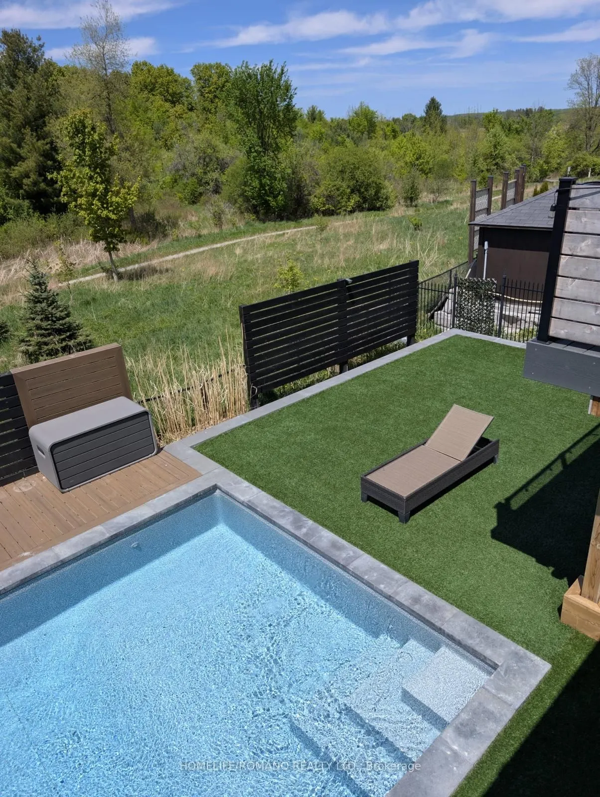 6 Bluff Trail, #Main &  2nd