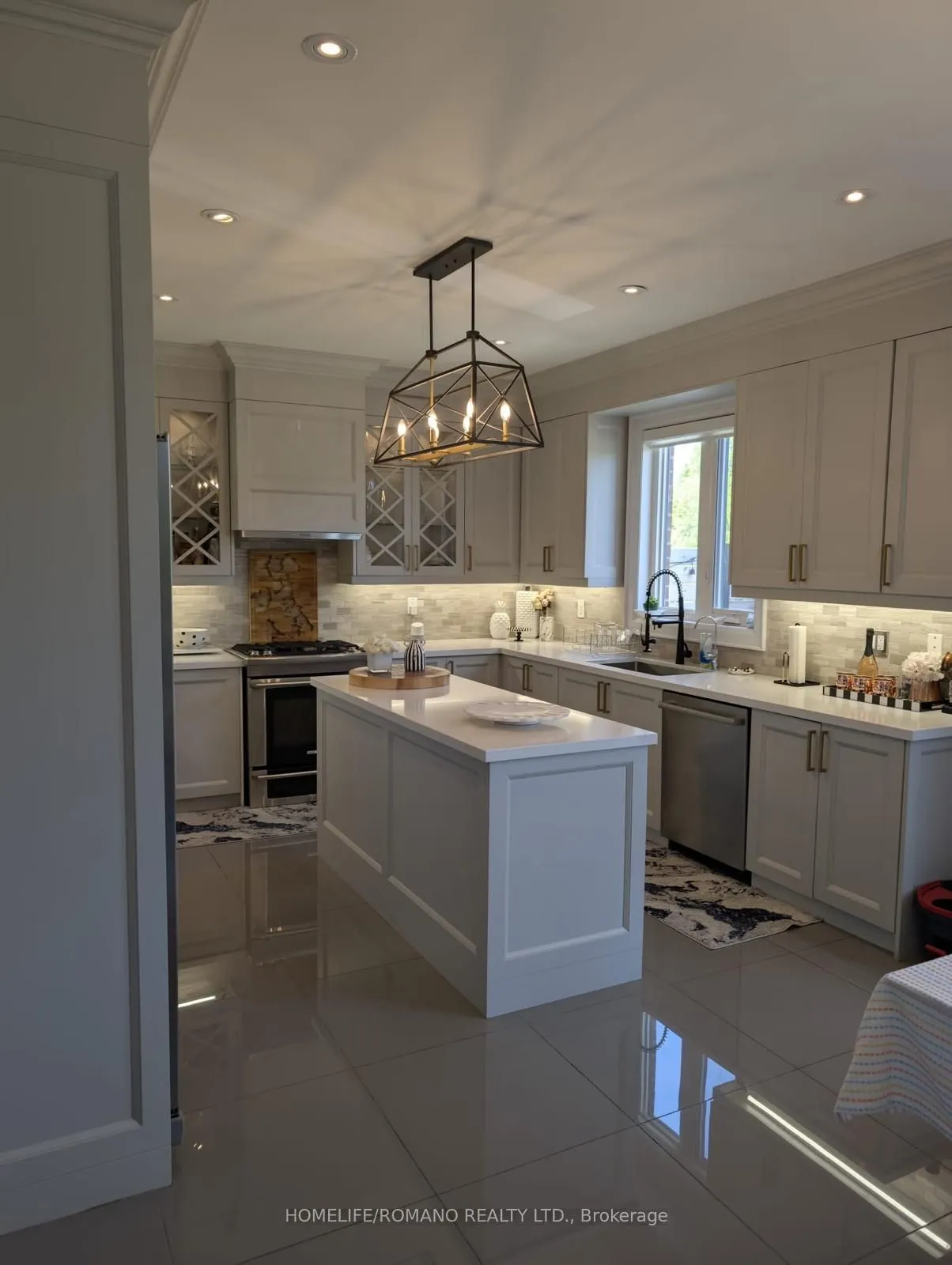 6 Bluff Trail, #Main &  2nd