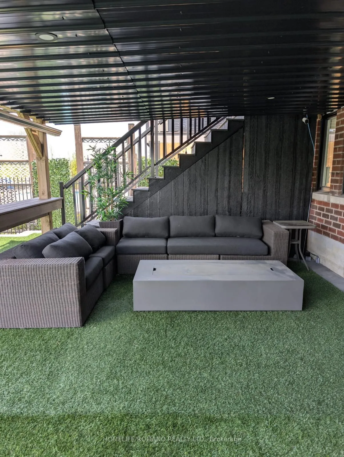 6 Bluff Trail, #Main &  2nd