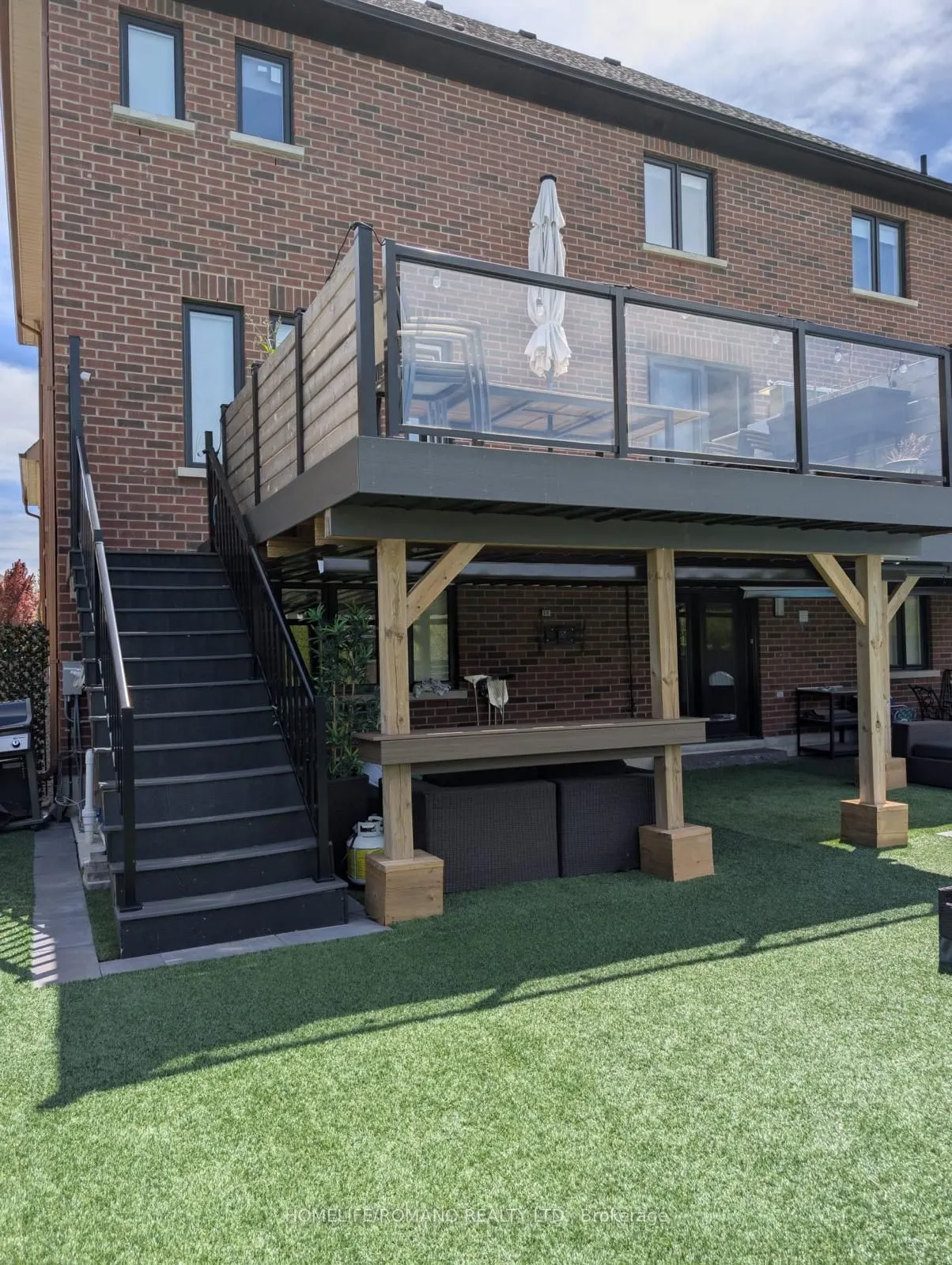 6 Bluff Trail, #Main &  2nd