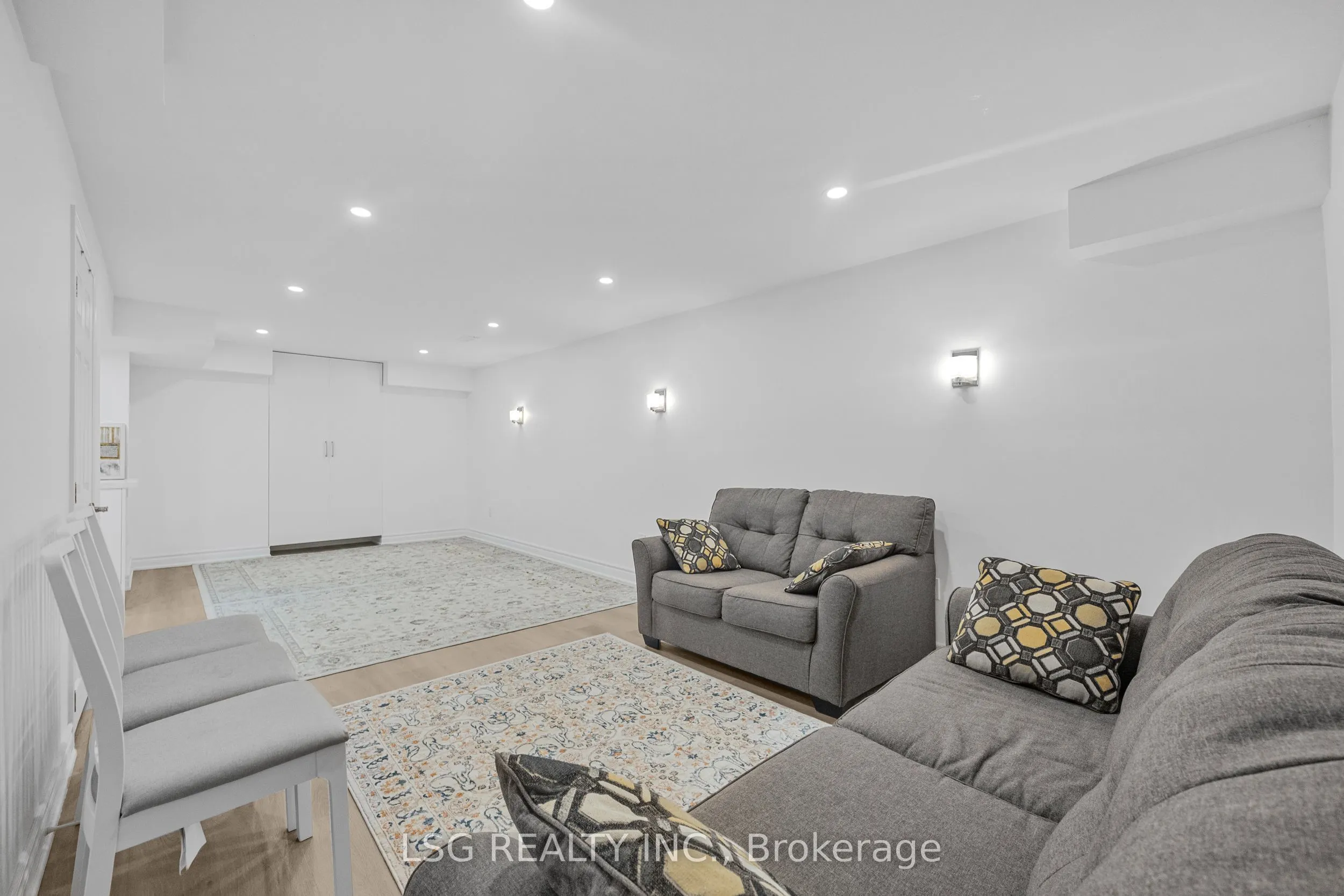 223 Foxfield Crescent