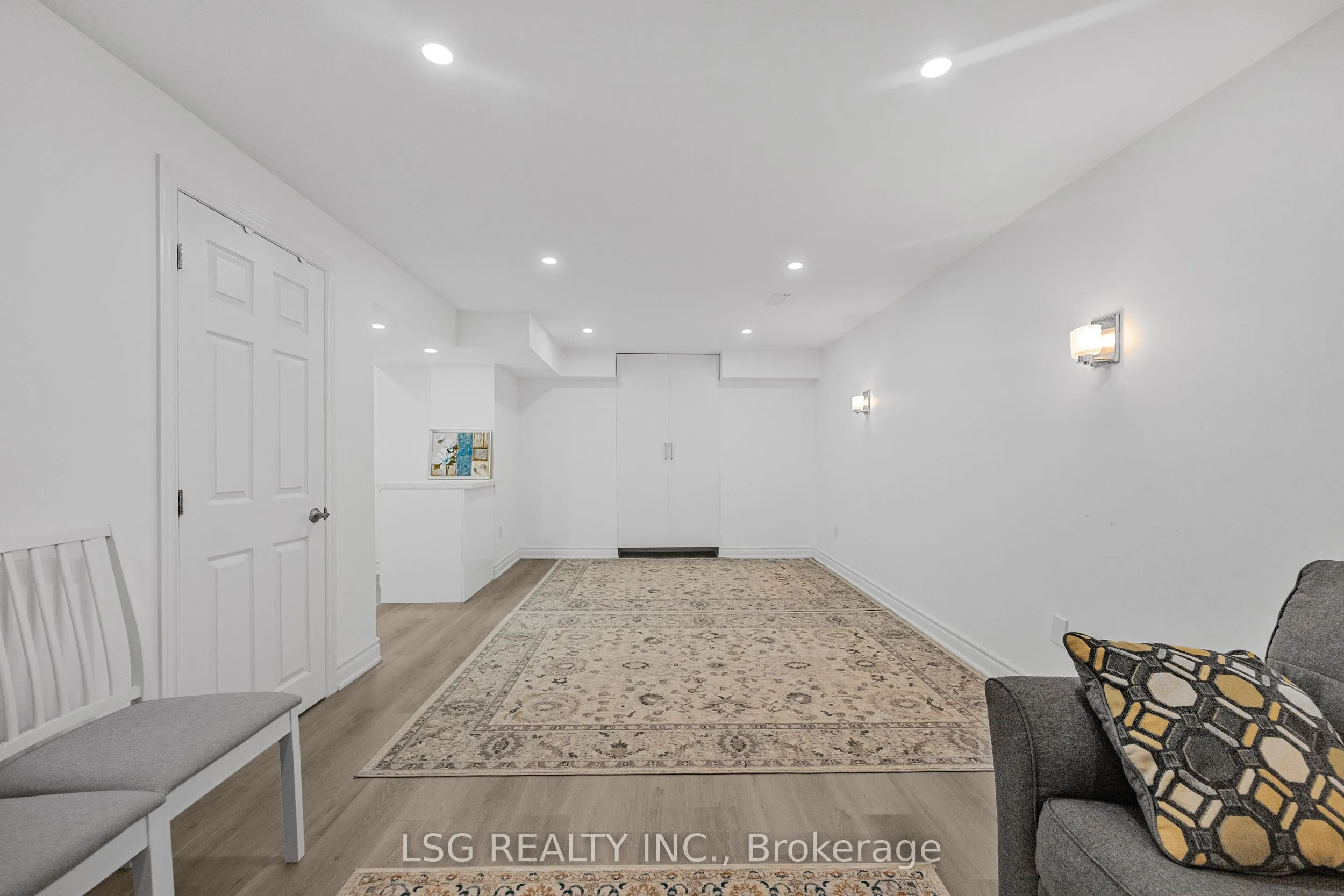 223 Foxfield Crescent