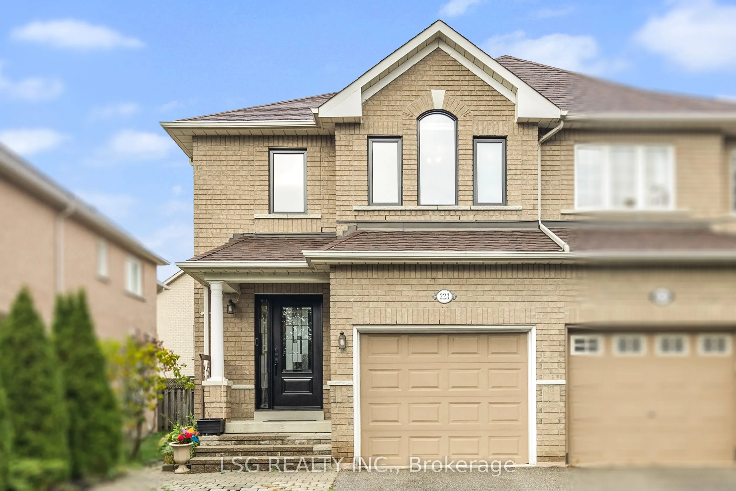 223 Foxfield Crescent