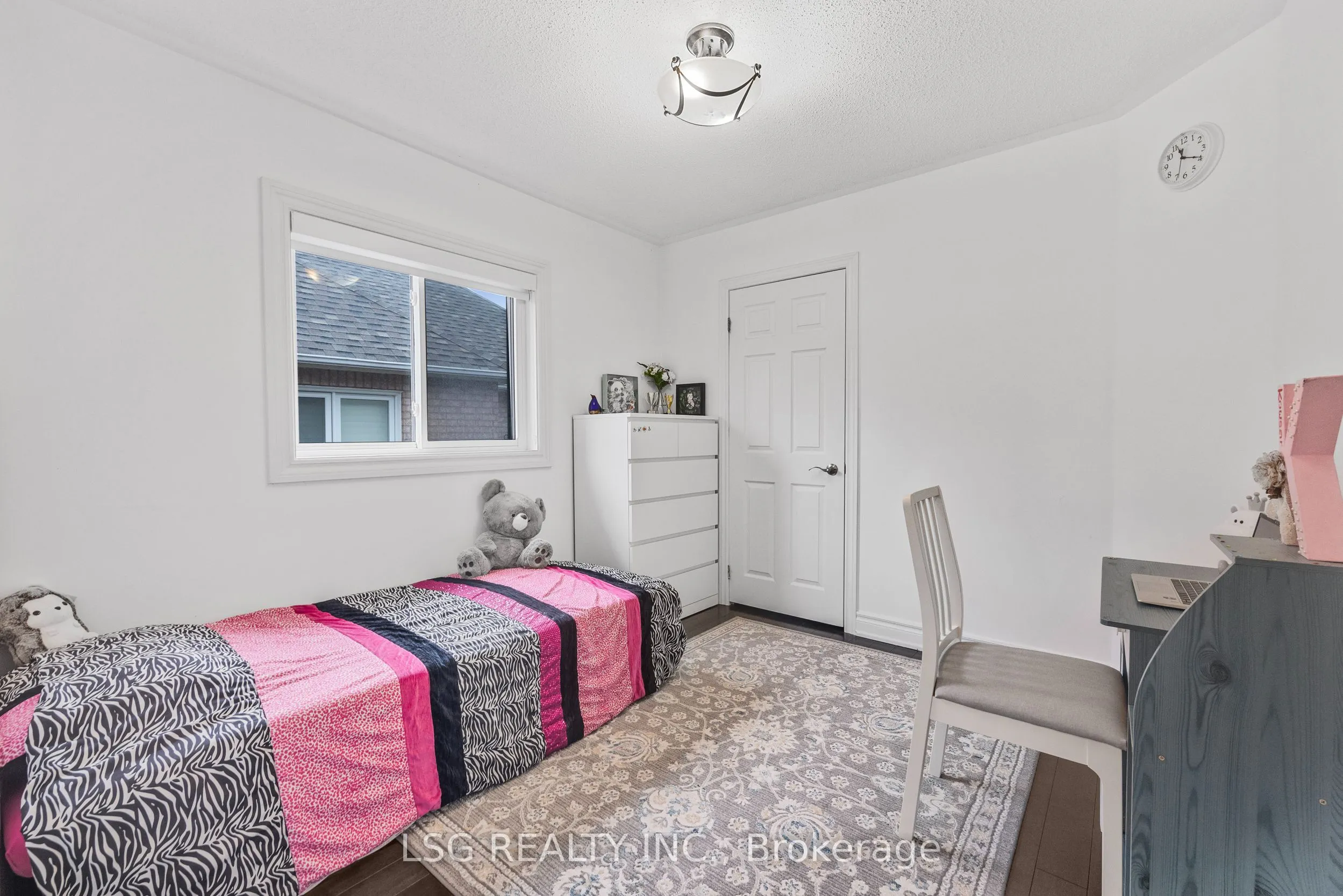 223 Foxfield Crescent