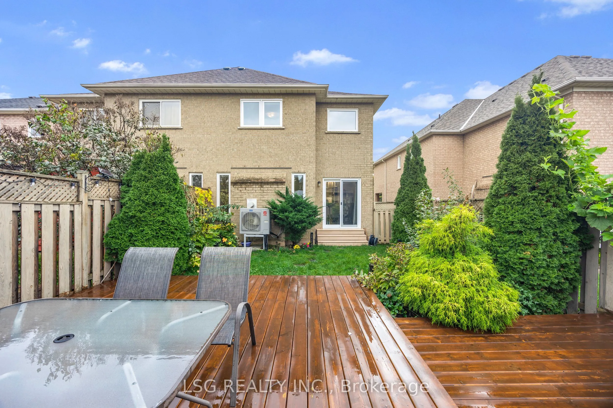 223 Foxfield Crescent