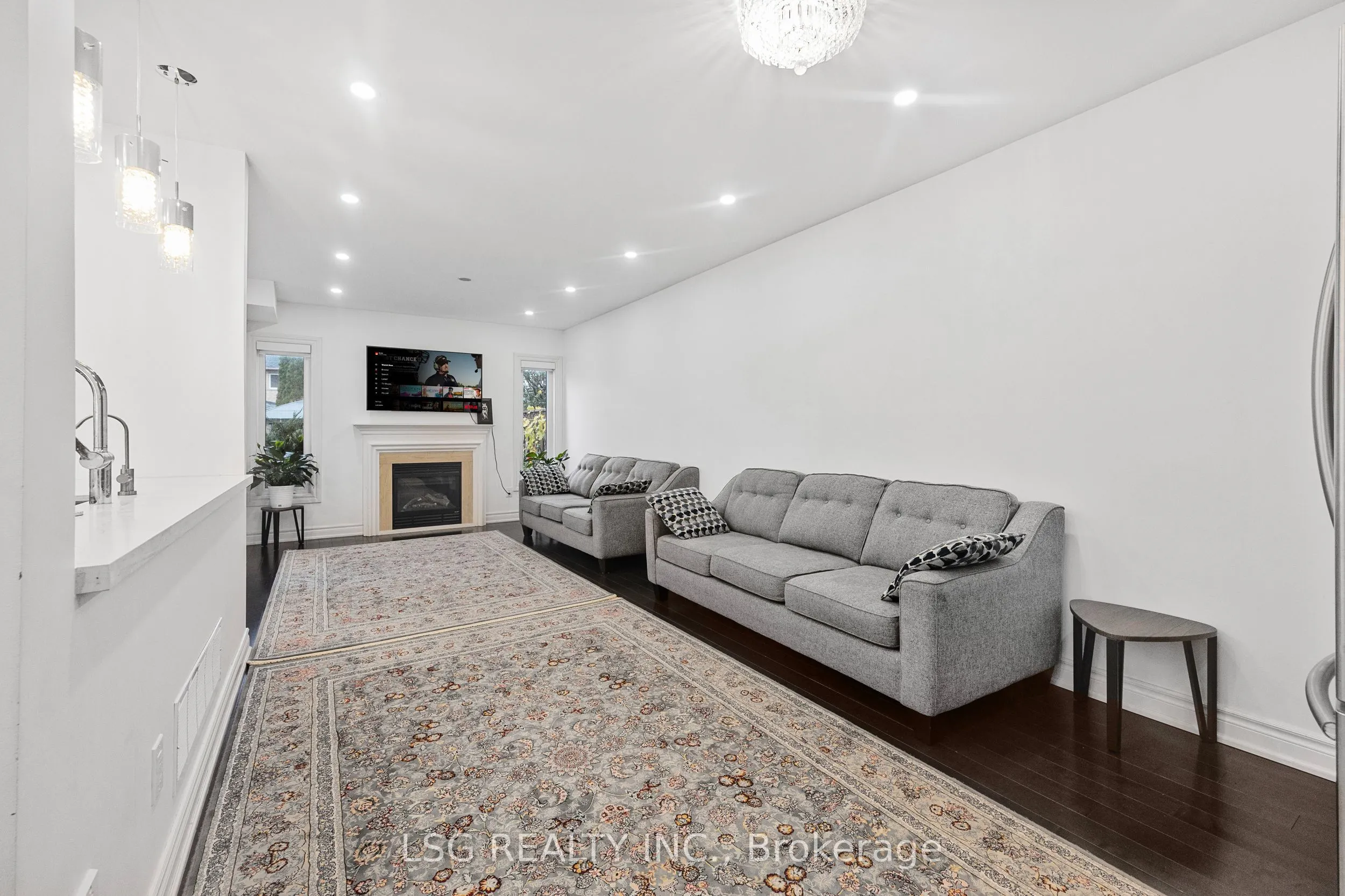 223 Foxfield Crescent