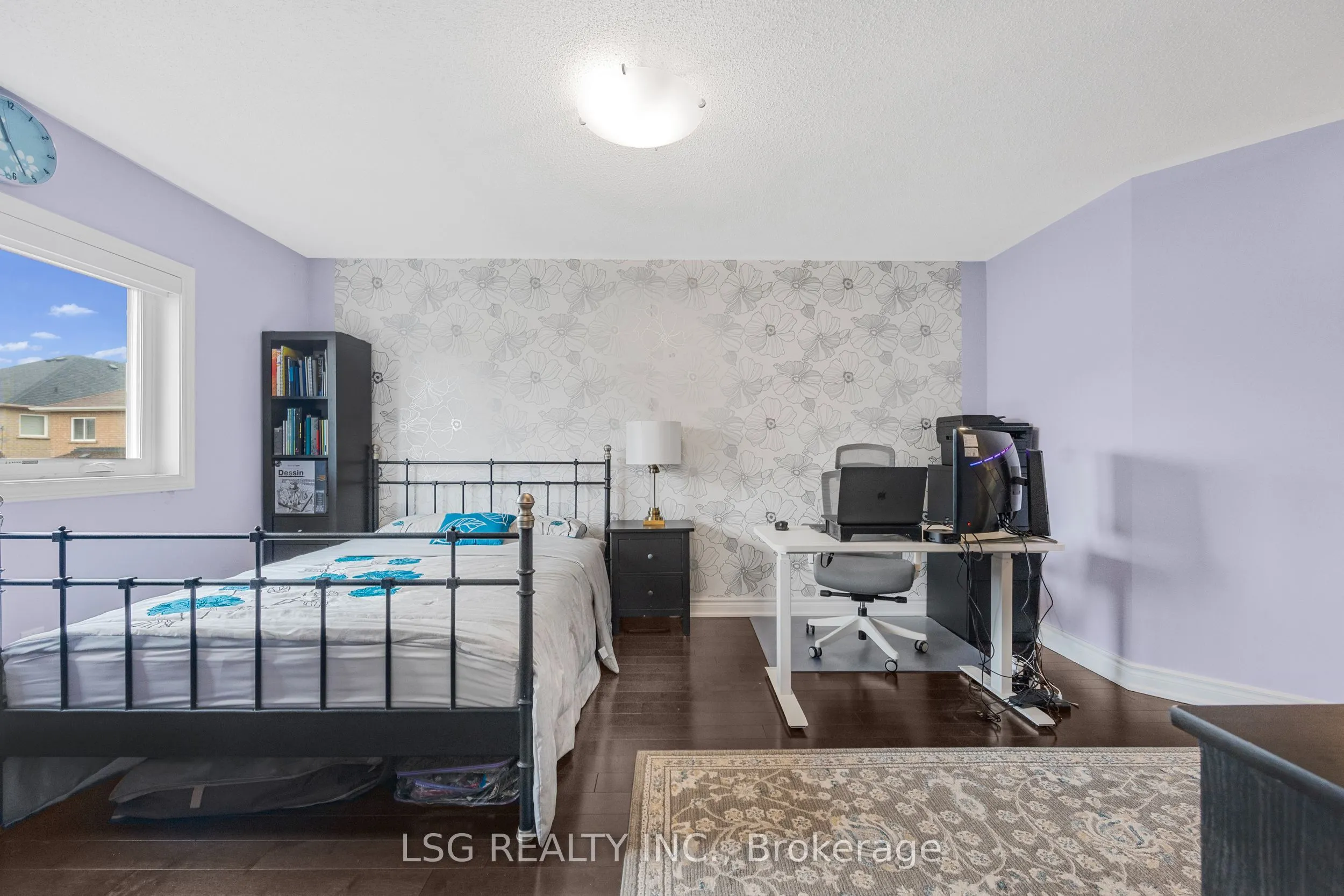 223 Foxfield Crescent