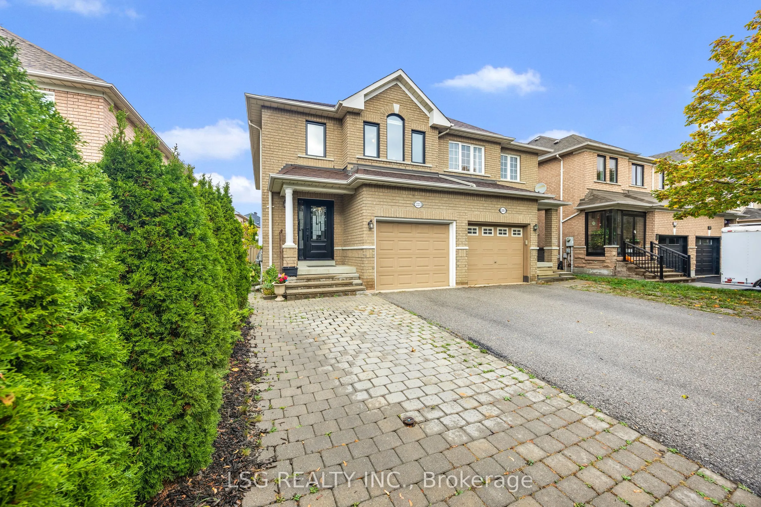 223 Foxfield Crescent