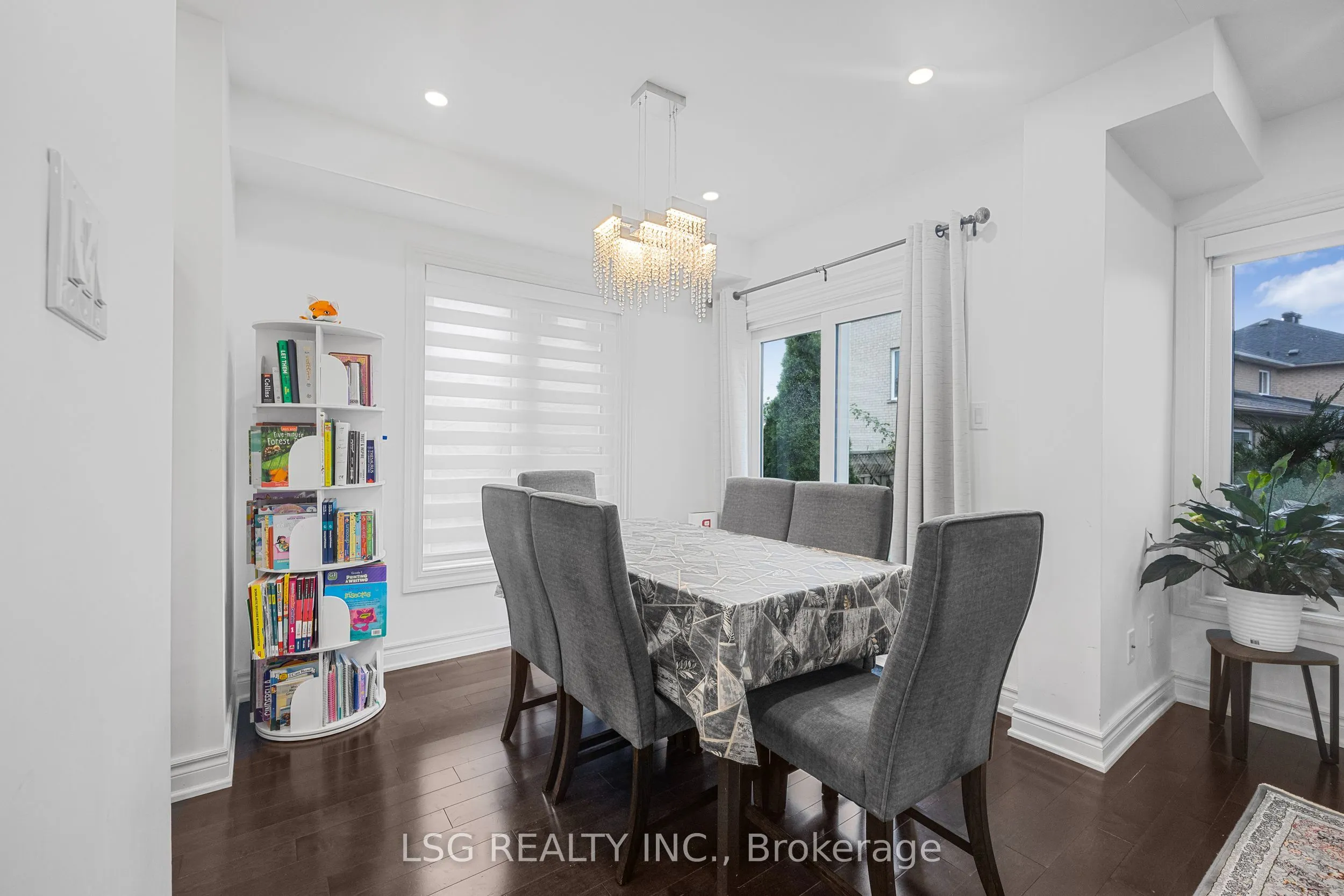 223 Foxfield Crescent