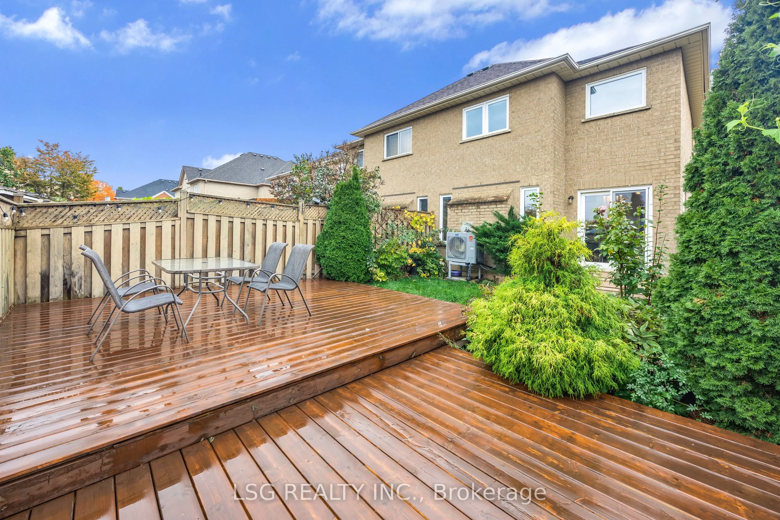 223 Foxfield Crescent