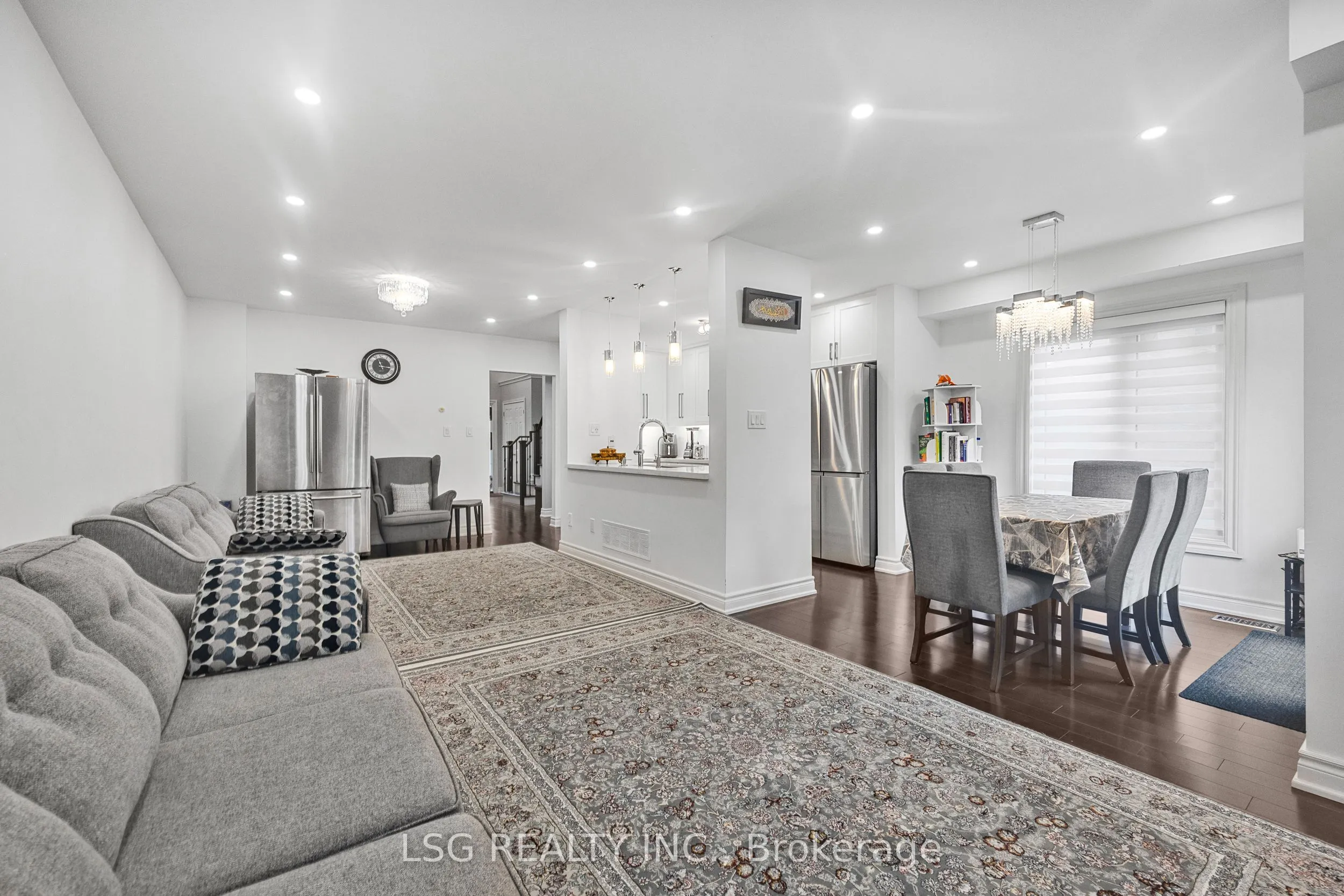 223 Foxfield Crescent