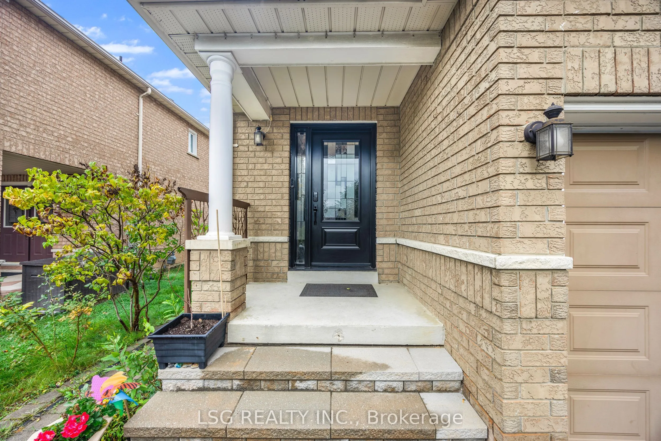 223 Foxfield Crescent