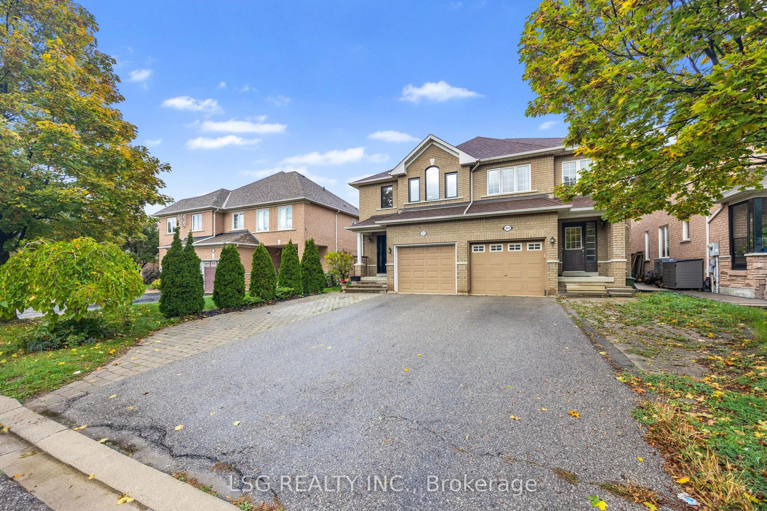 223 Foxfield Crescent
