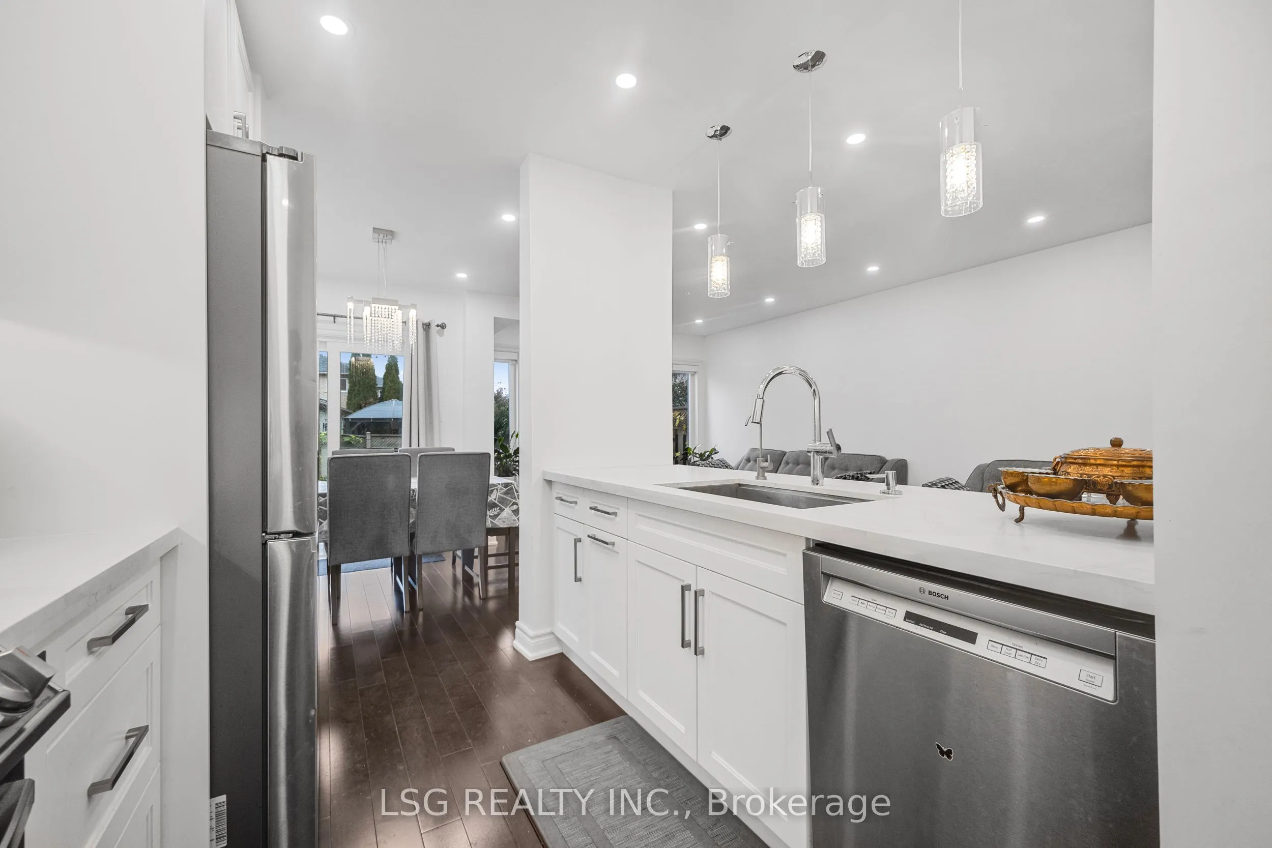 223 Foxfield Crescent