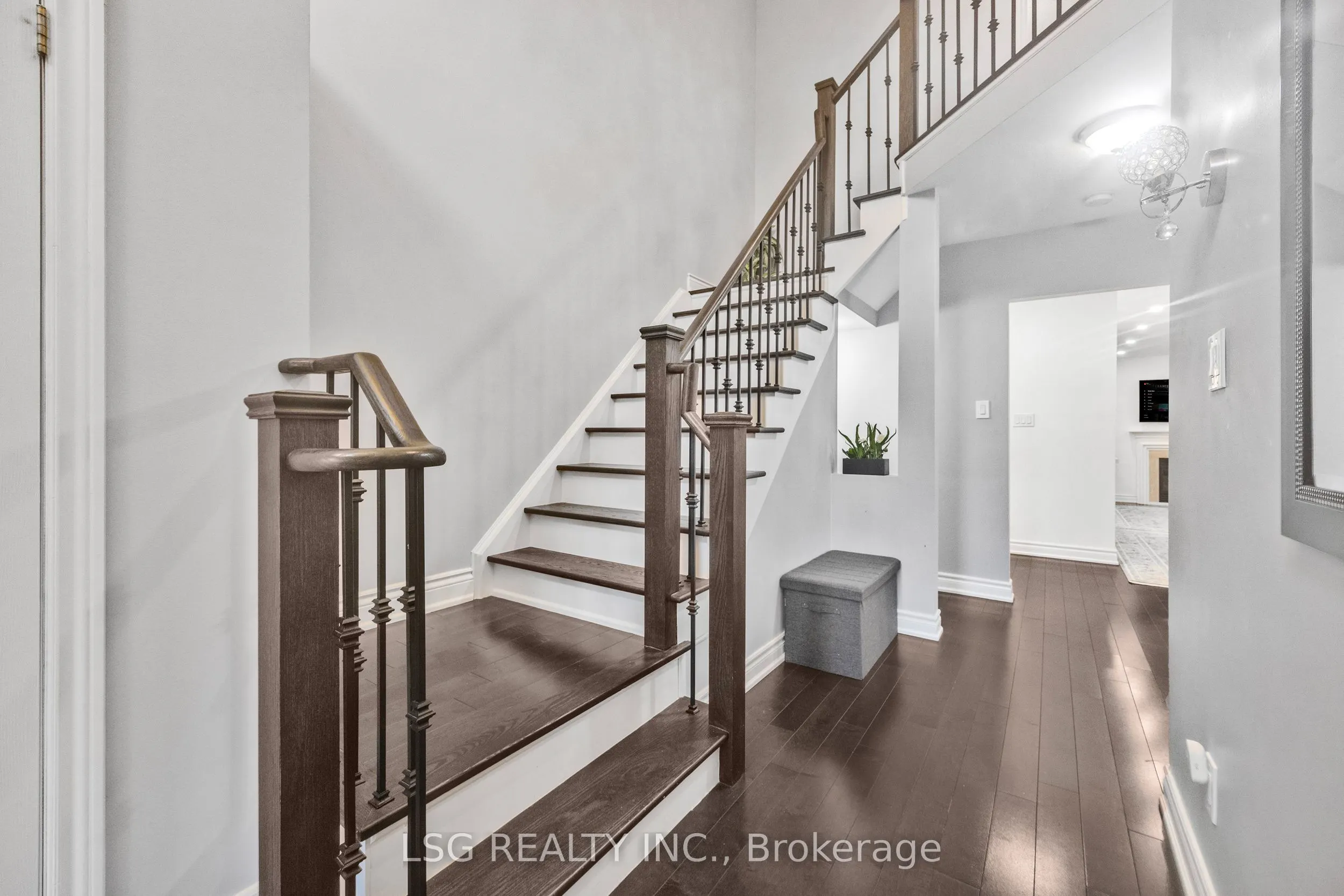 223 Foxfield Crescent