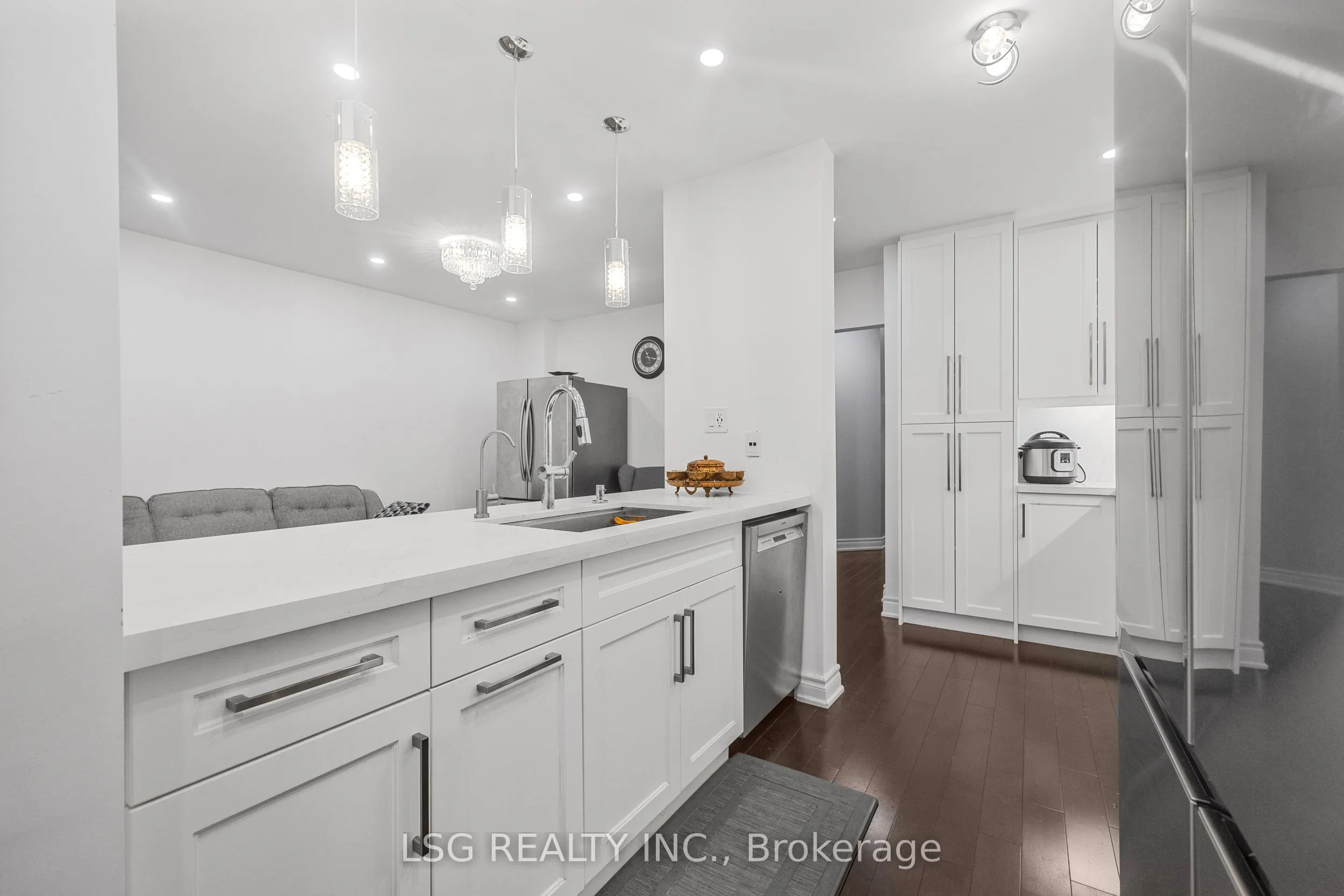 223 Foxfield Crescent