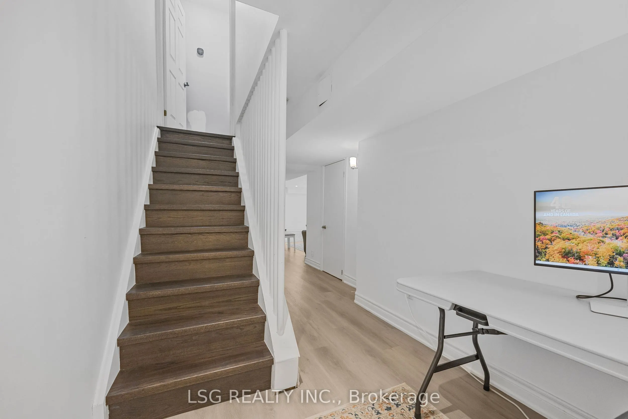 223 Foxfield Crescent