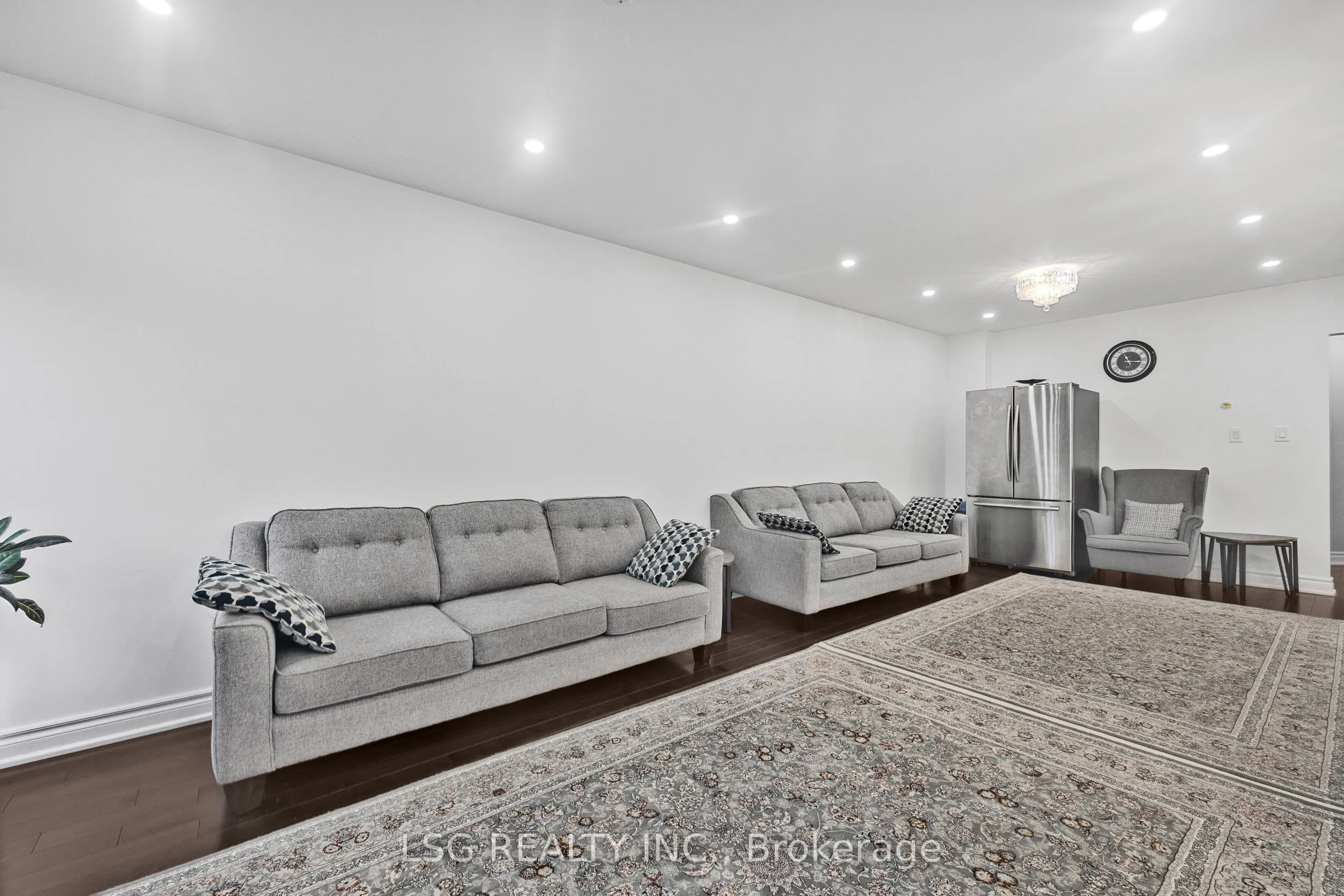 223 Foxfield Crescent