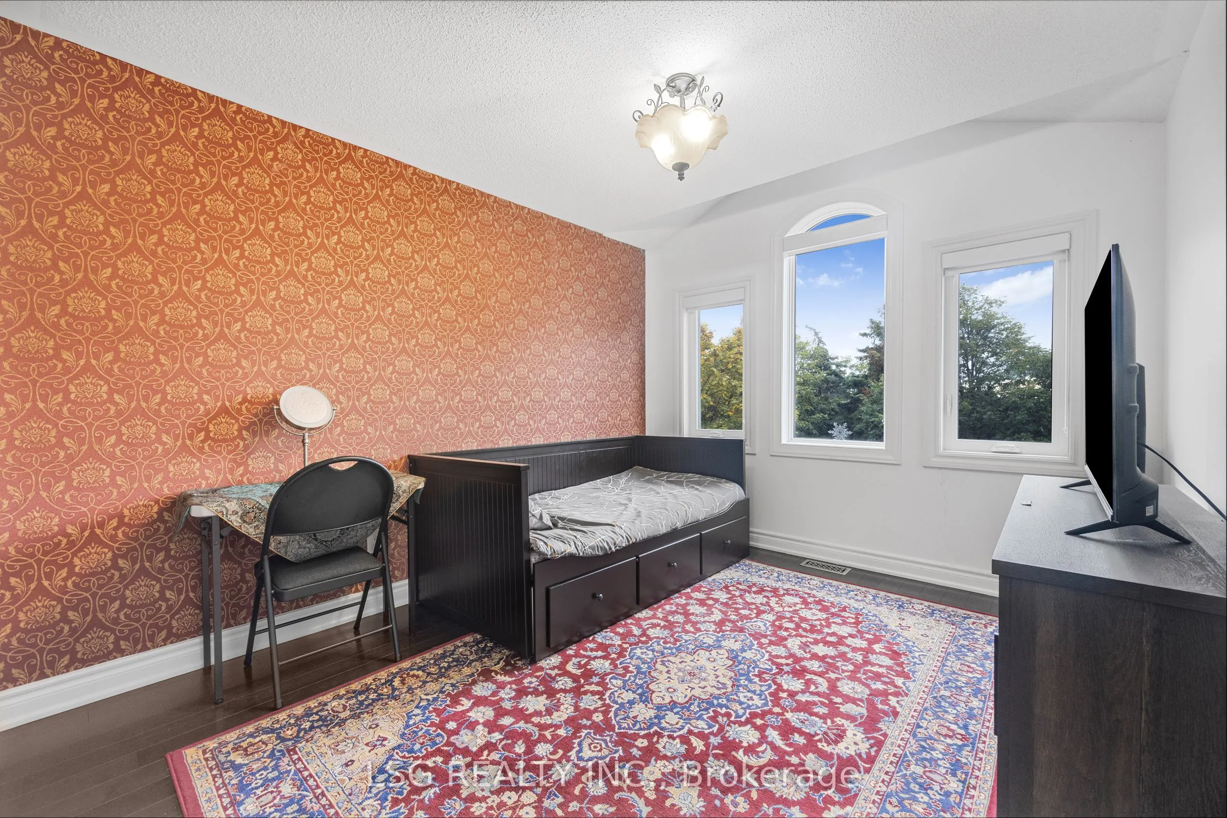 223 Foxfield Crescent