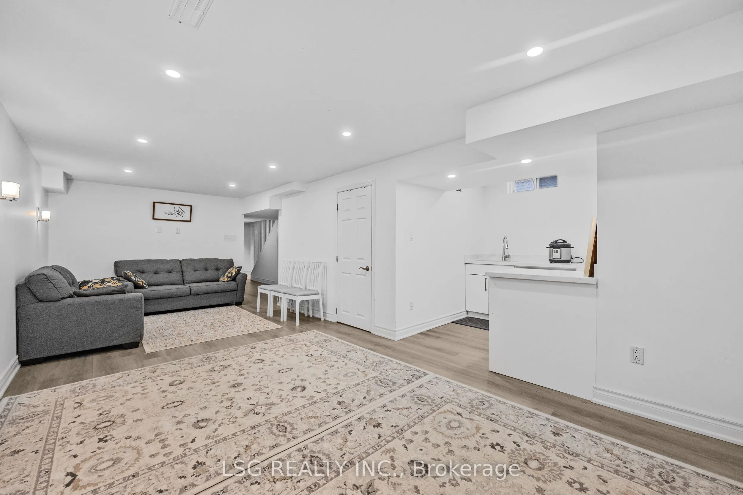 223 Foxfield Crescent