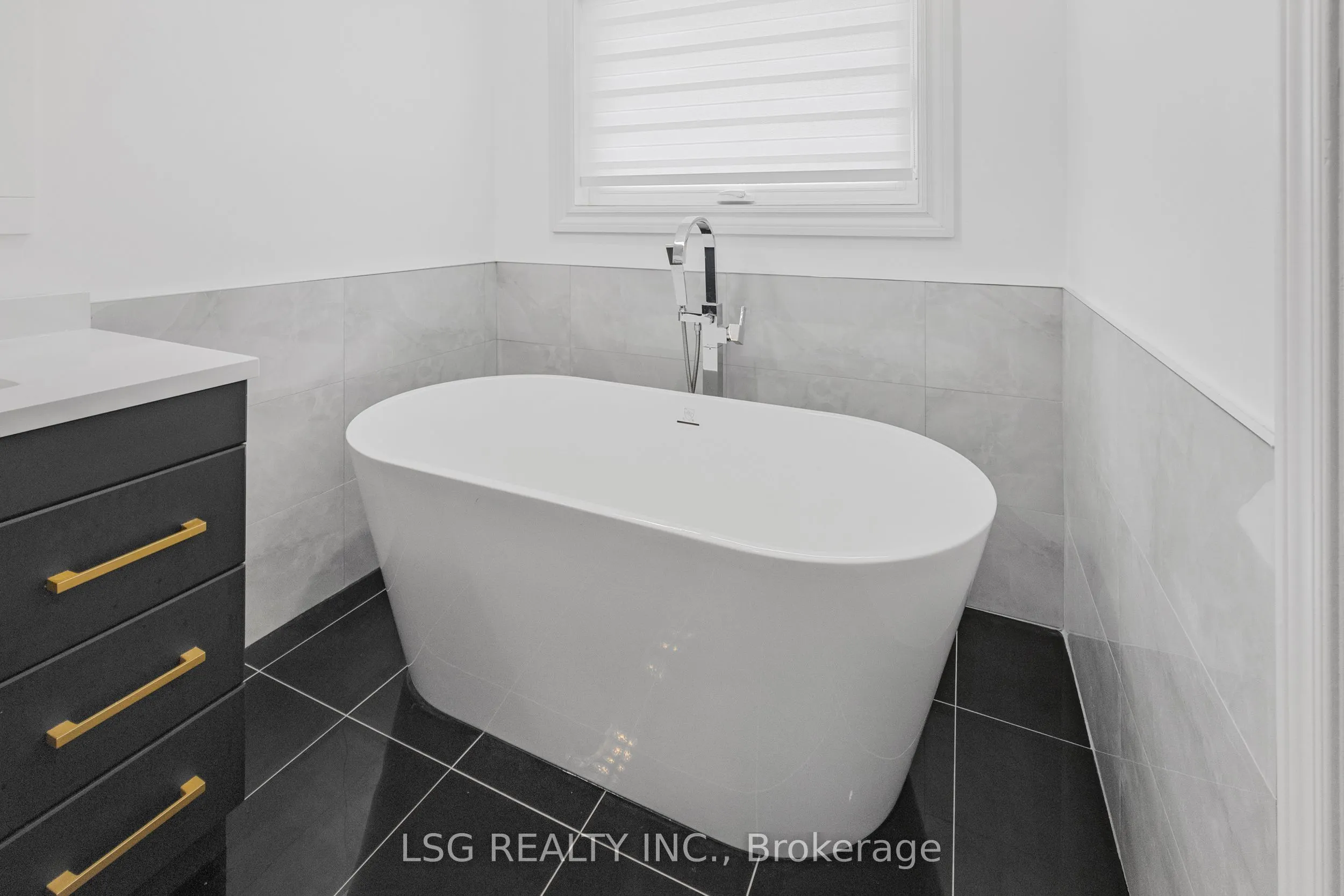 223 Foxfield Crescent