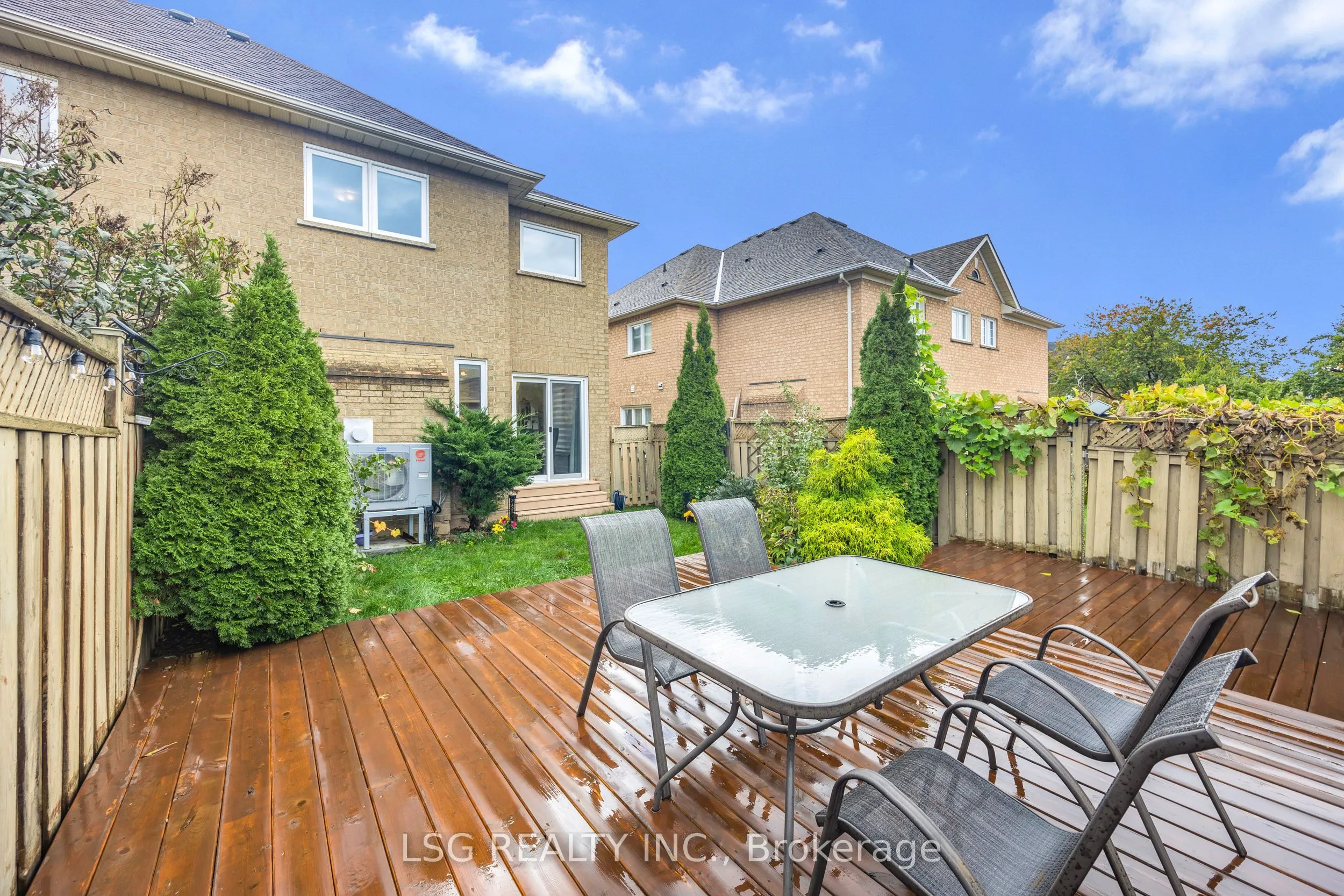 223 Foxfield Crescent