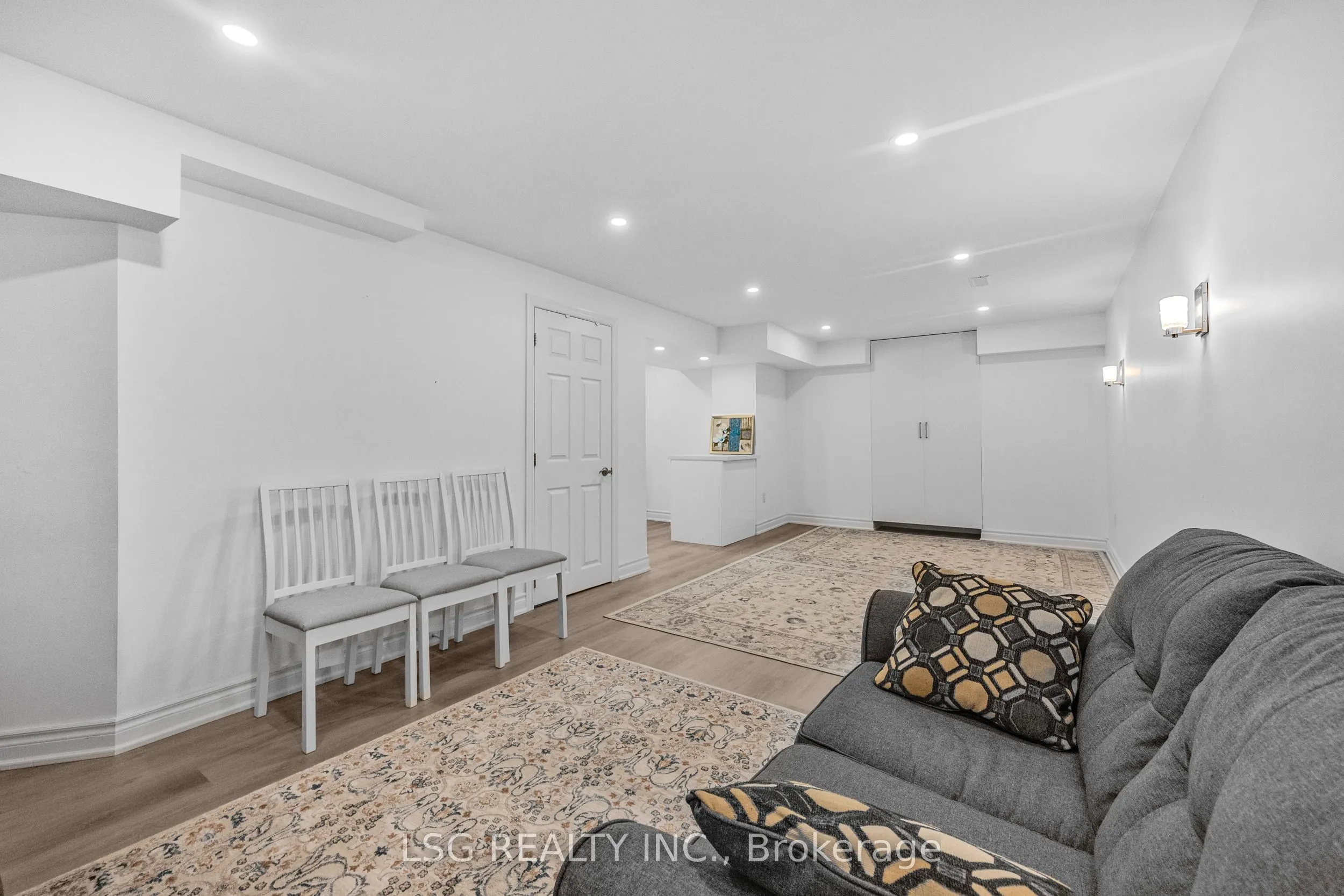 223 Foxfield Crescent